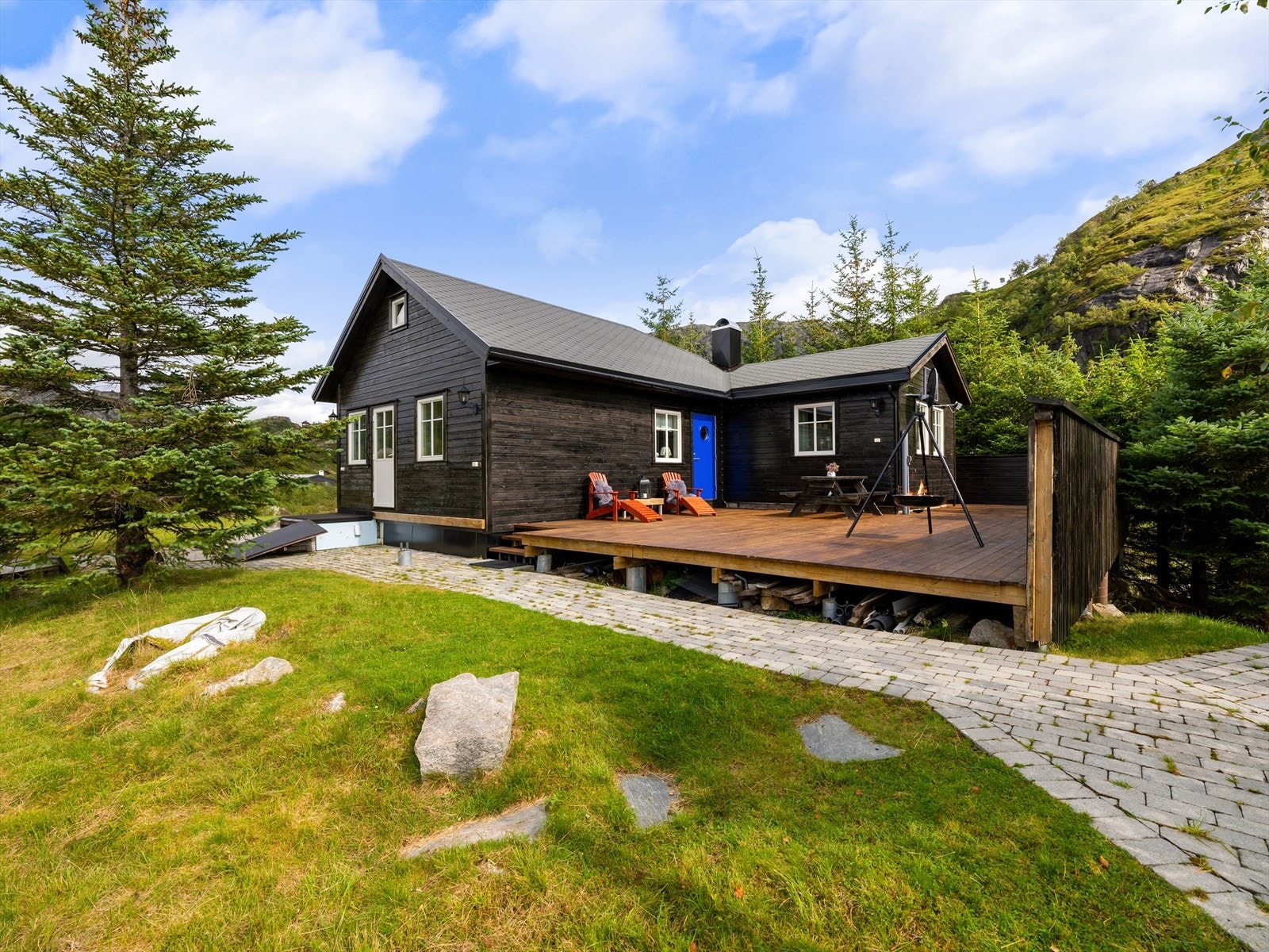 Den ligger en liten spasertur parkeringsplassen, enkel adkomst både om sommeren og vinteren i flatt terreng Galleribilde