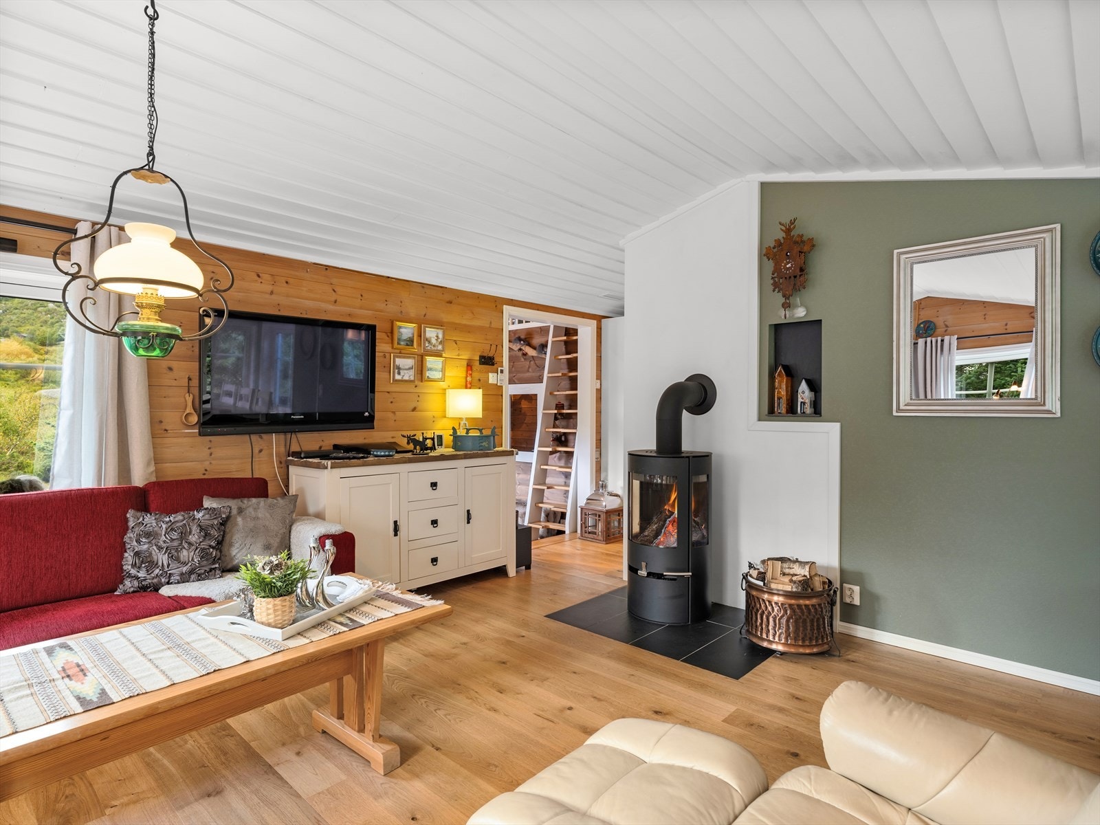 Taket er malt hvitt og veggene beiset i moderne og lun farge. Galleribilde