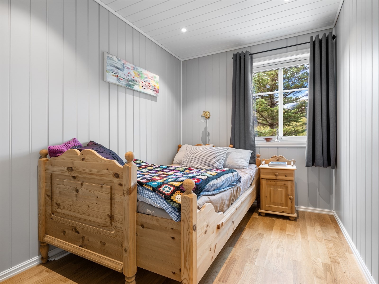 Soverom 2 med parkett på gulv og malte trevegger. Galleribilde