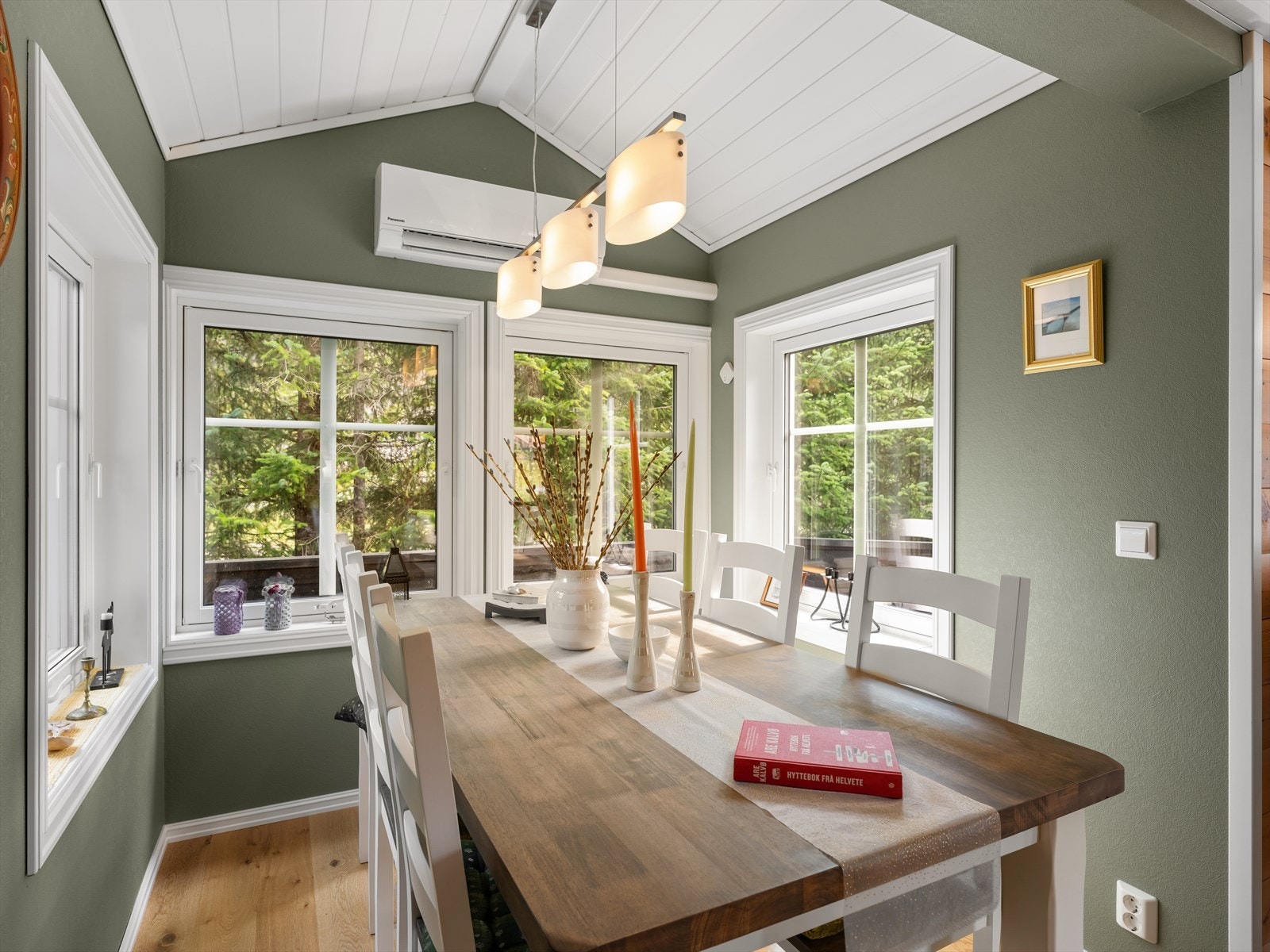 Spisestue med plass til mange rundt bordet. Varmepumpe installert. Galleribilde