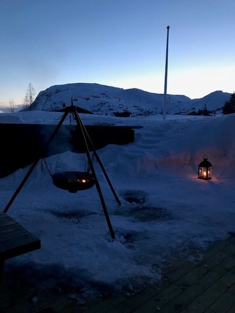 Uteområde en fin vinterkveld Galleribilde