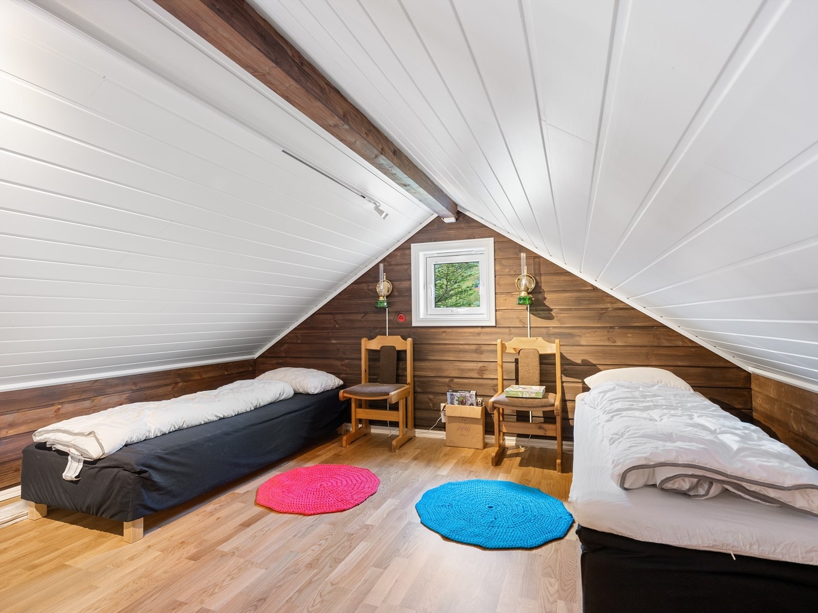 Fra gangen er det stige opp til hems som blir benyttet til soveplasser. Galleribilde