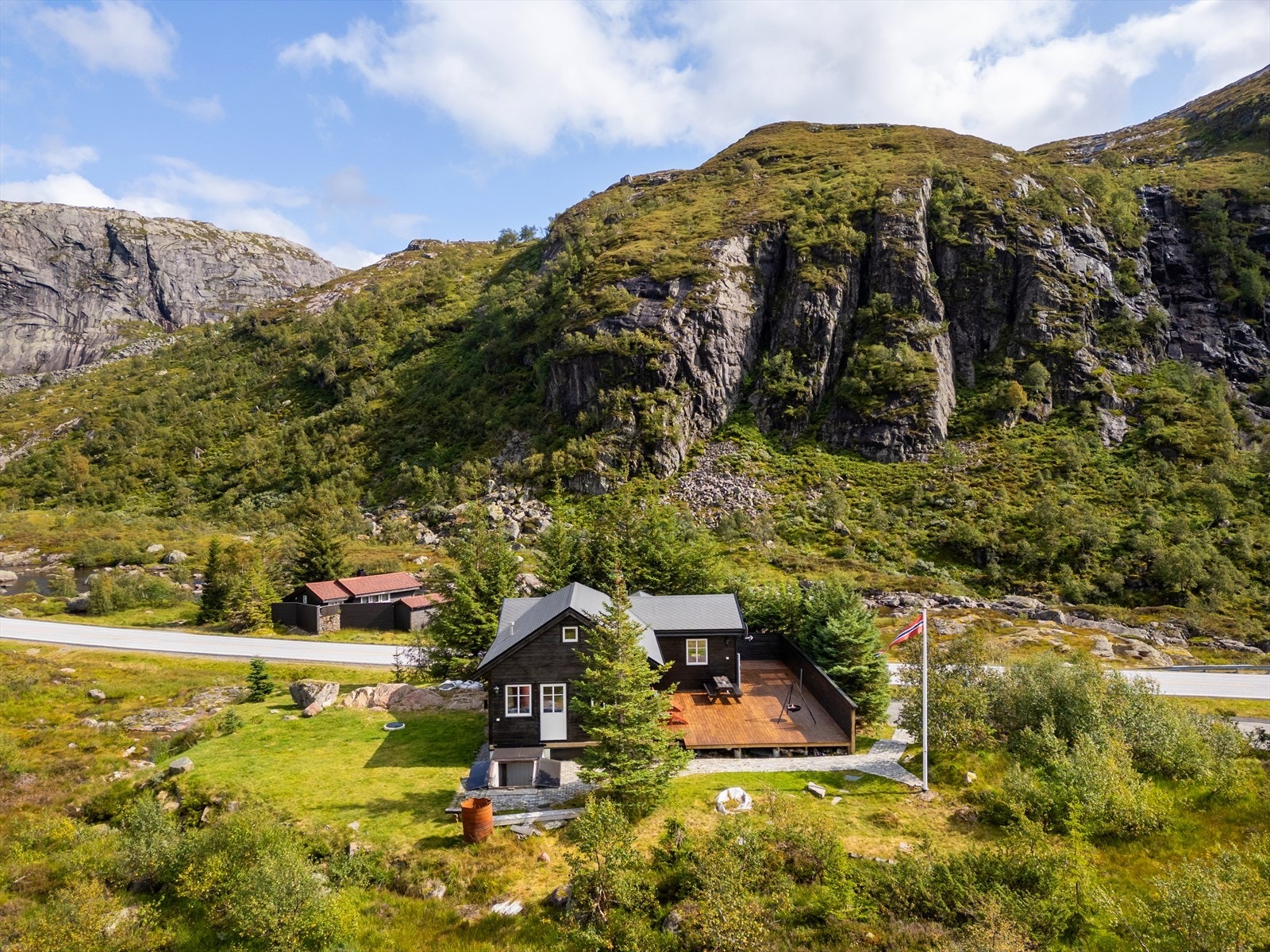 Hytta ligger med enkel adkomst fra p-plass, godt skjermet fra veien Galleribilde