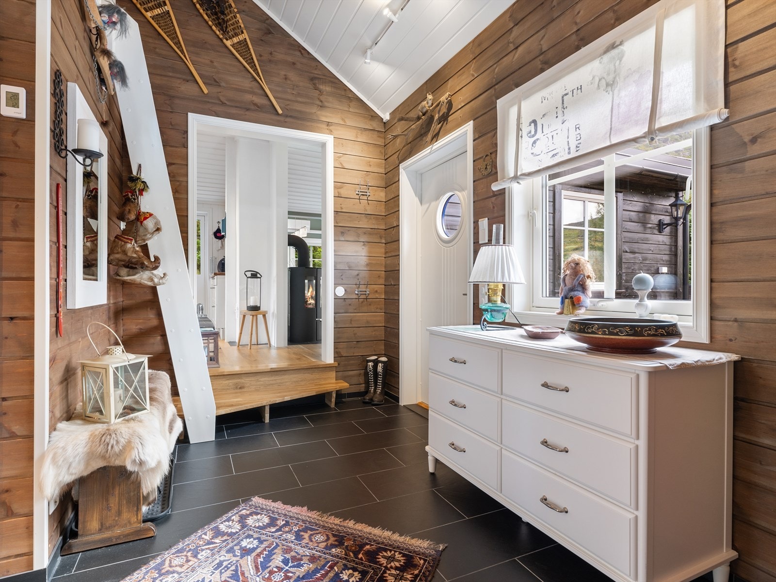 Entre/gang med fliser på gulv.
Det er lagt varmekabler i alle rommen i denne etasjen bortsett fra soverommene. Galleribilde