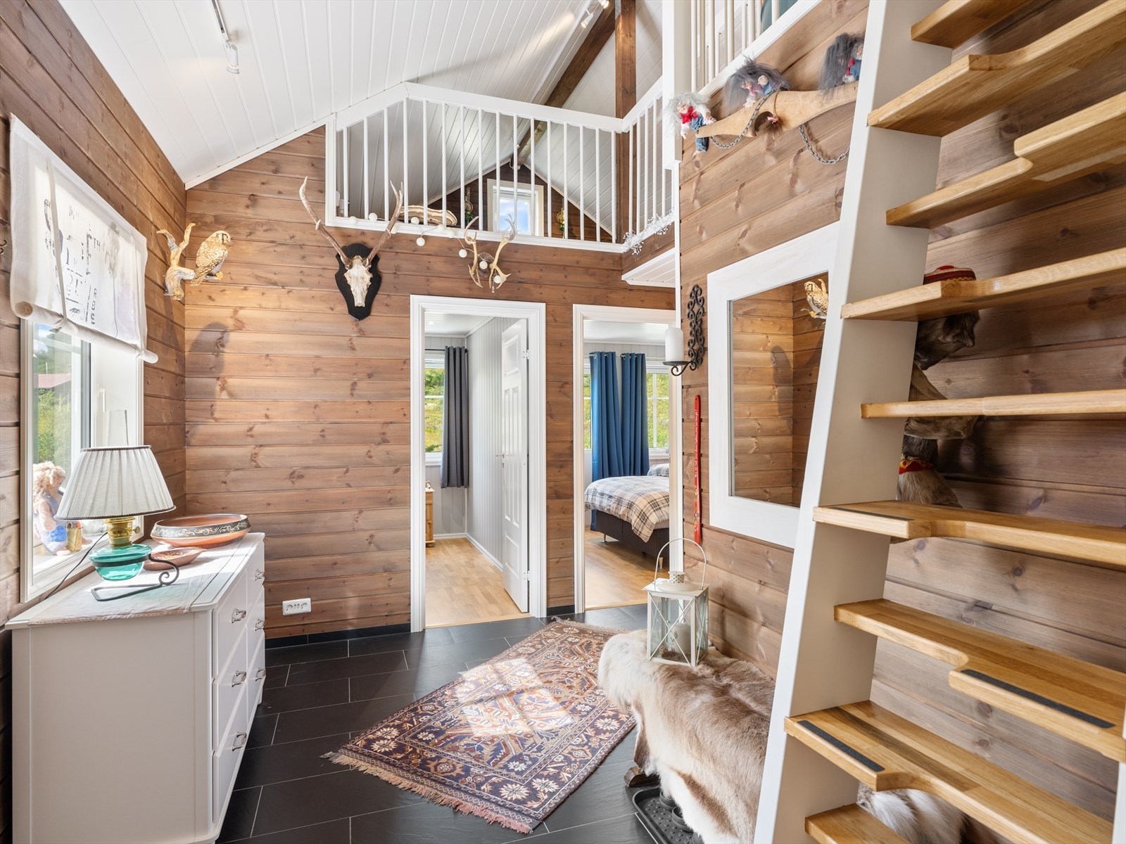 Trapp opp til hems med soveplasser Galleribilde