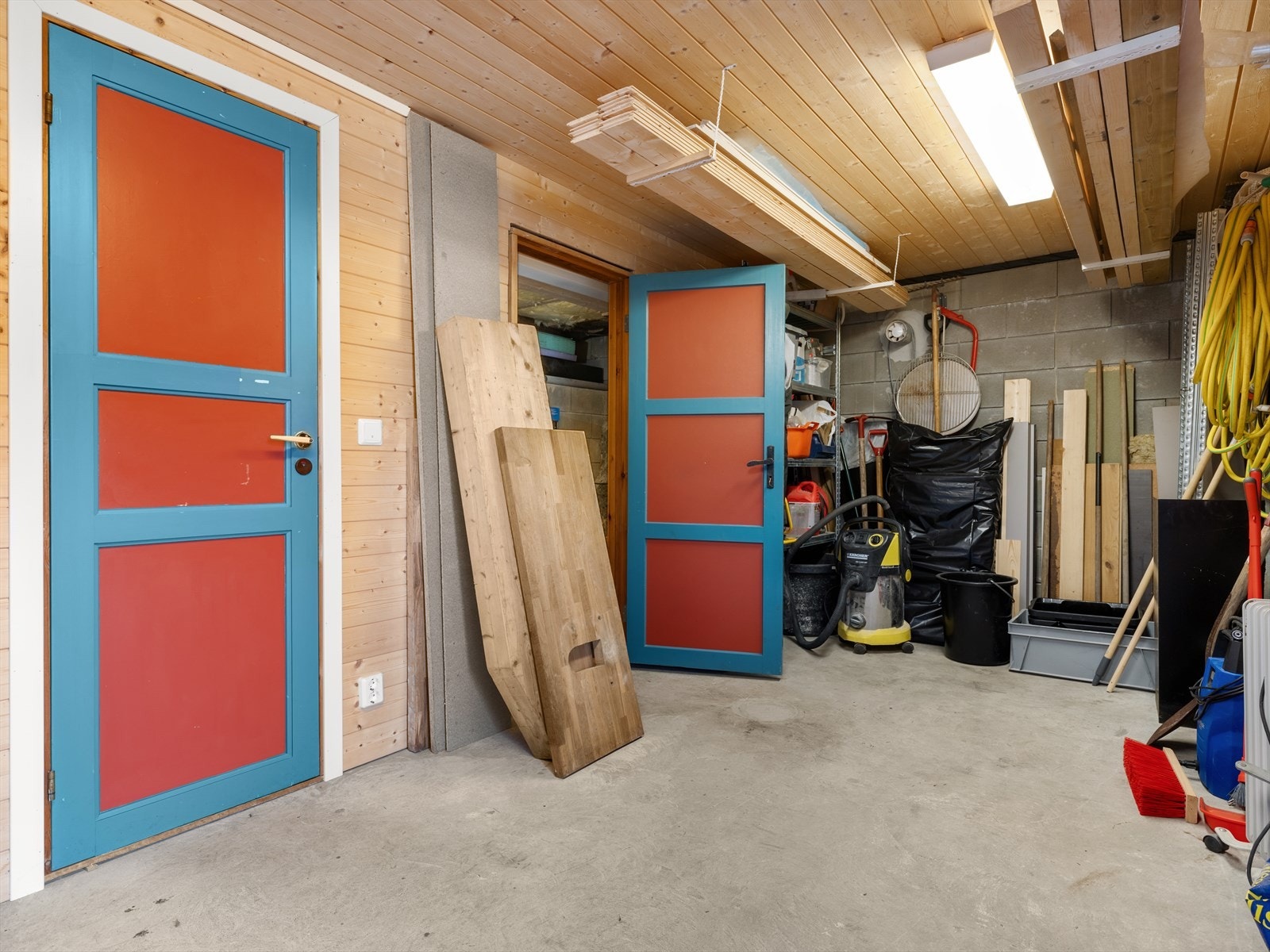 Kjeller med godtakhøyde, ekstra toalett utslagsvask og stor varmtvannsbereder. Dette er et skikkelig praktisk rom med plass til både hobbyer og lagring. Galleribilde