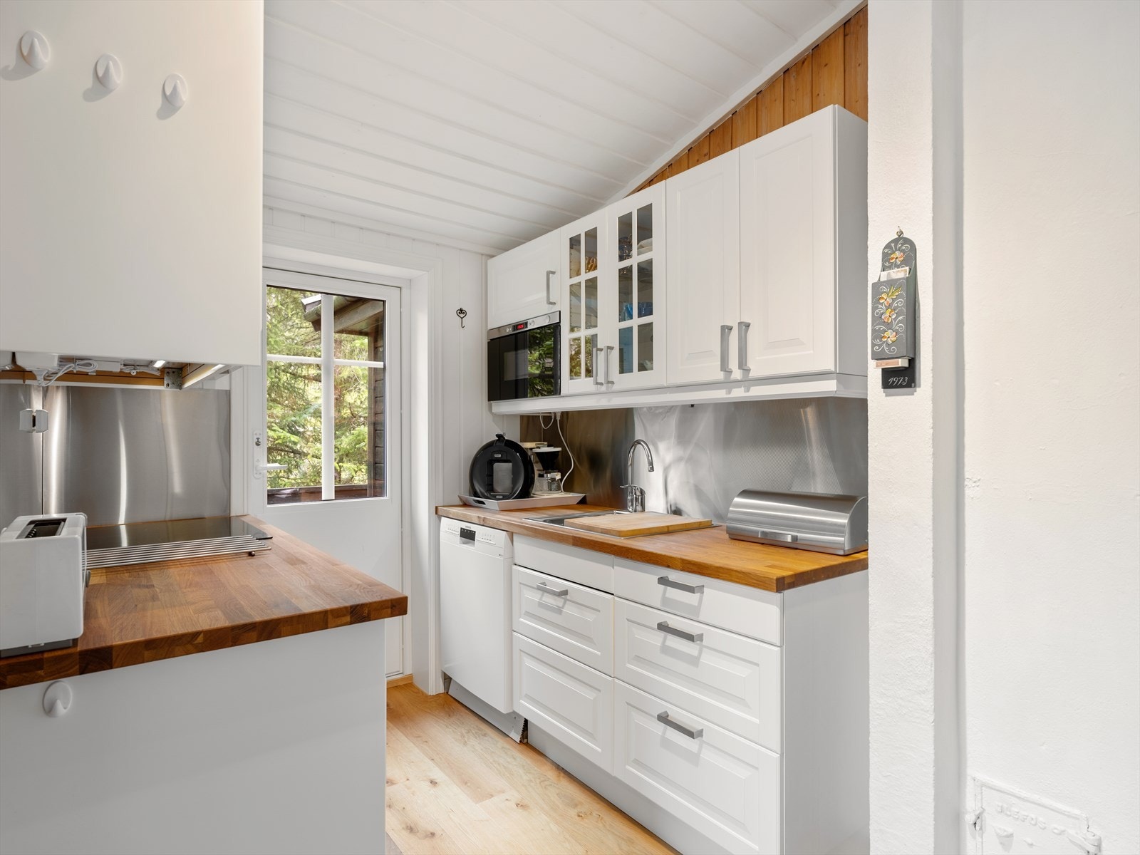 Et moderne kjøkken med alle fasiliteter. Utgang til terrasse fra kjøkkenet. Galleribilde