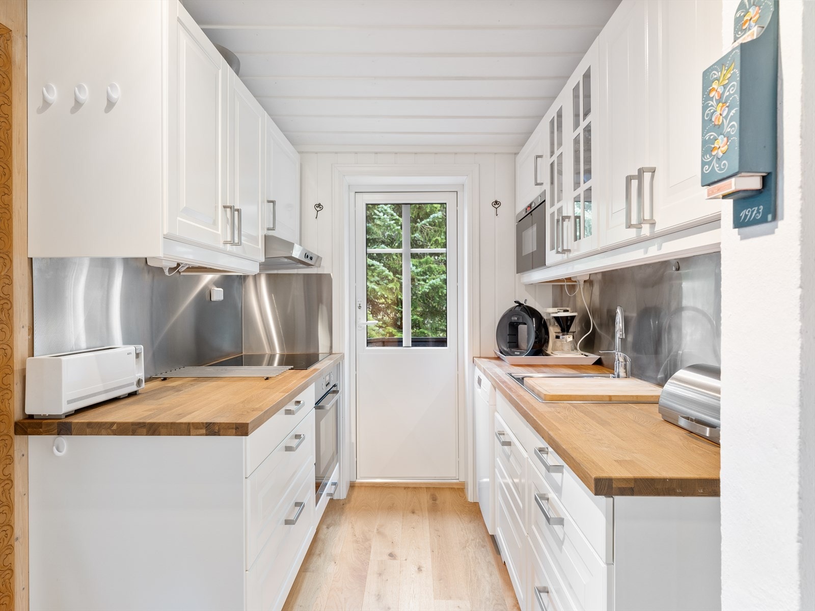 Pent kjøkken med god lagringsplass i skuffer og skap. God arbeidsflate til matlaging Galleribilde