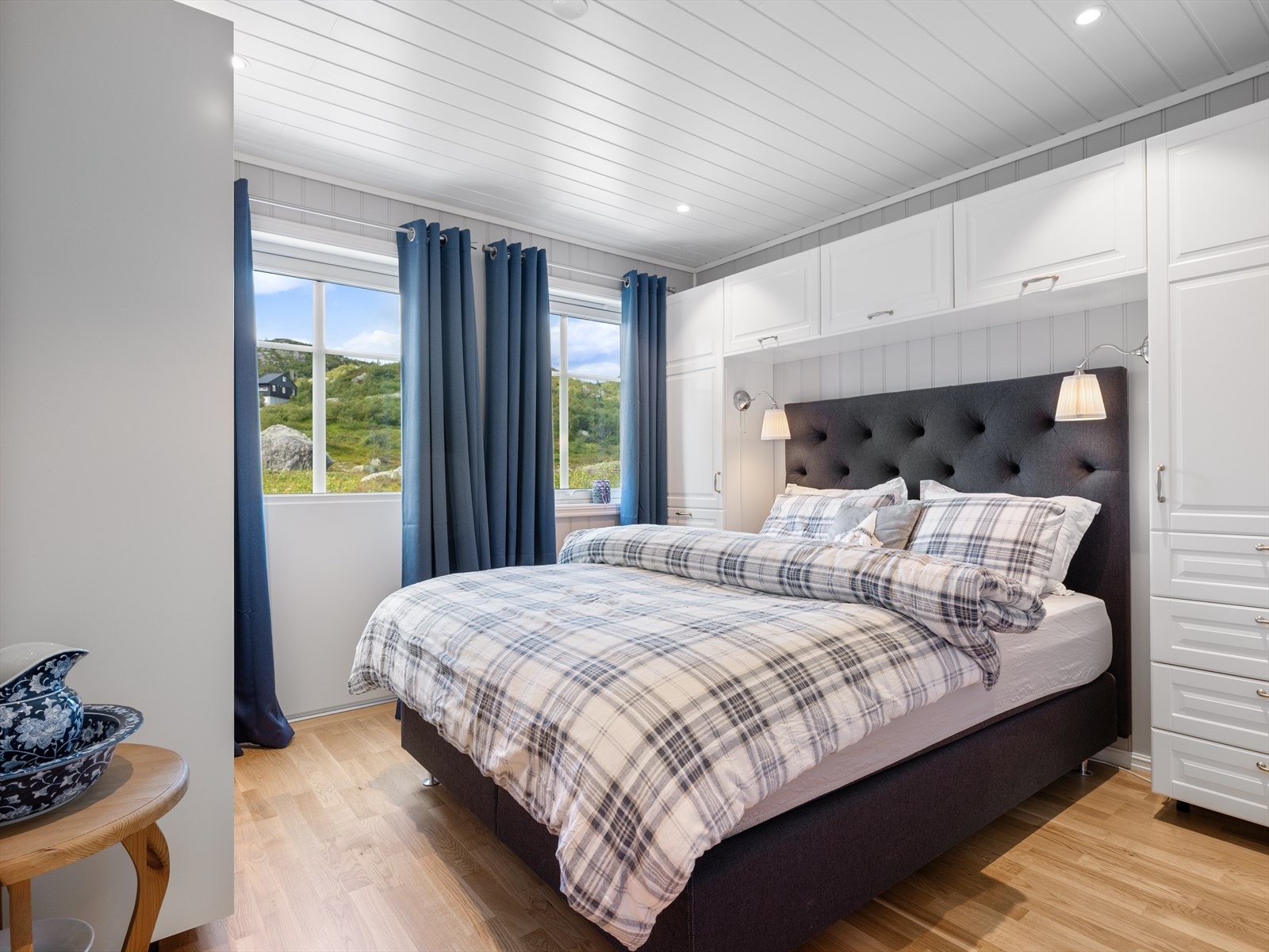 Stort hovedsoverom med rikelig med garderobeplass. Galleribilde