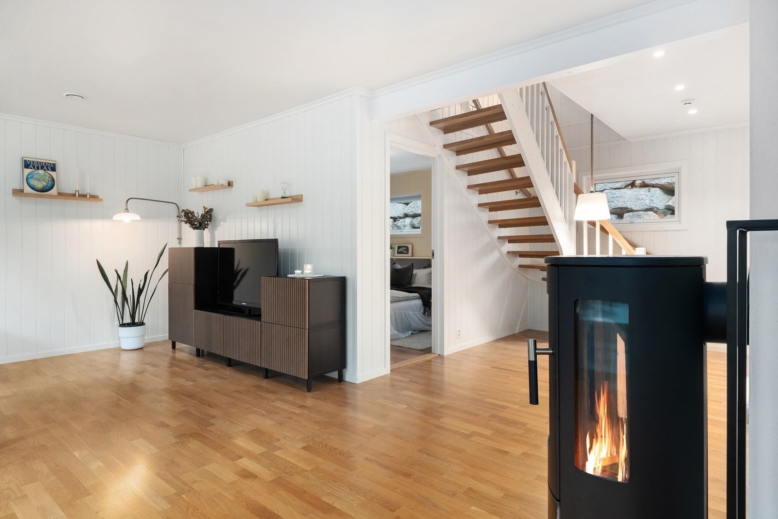 Som ekstra oppvarmingsskjelde er det god vedomn med glasdør. Galleribilde