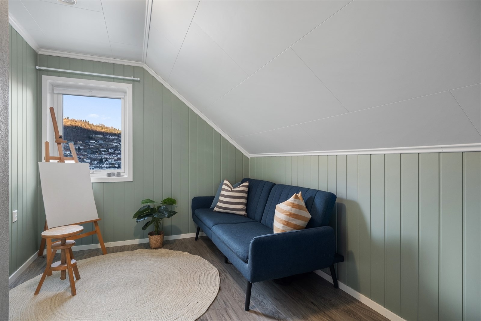 Frå soverom 2 er det nydeleg utsikt til Sogndal.
Dette rommet egner seg også godt som kontor Galleribilde
