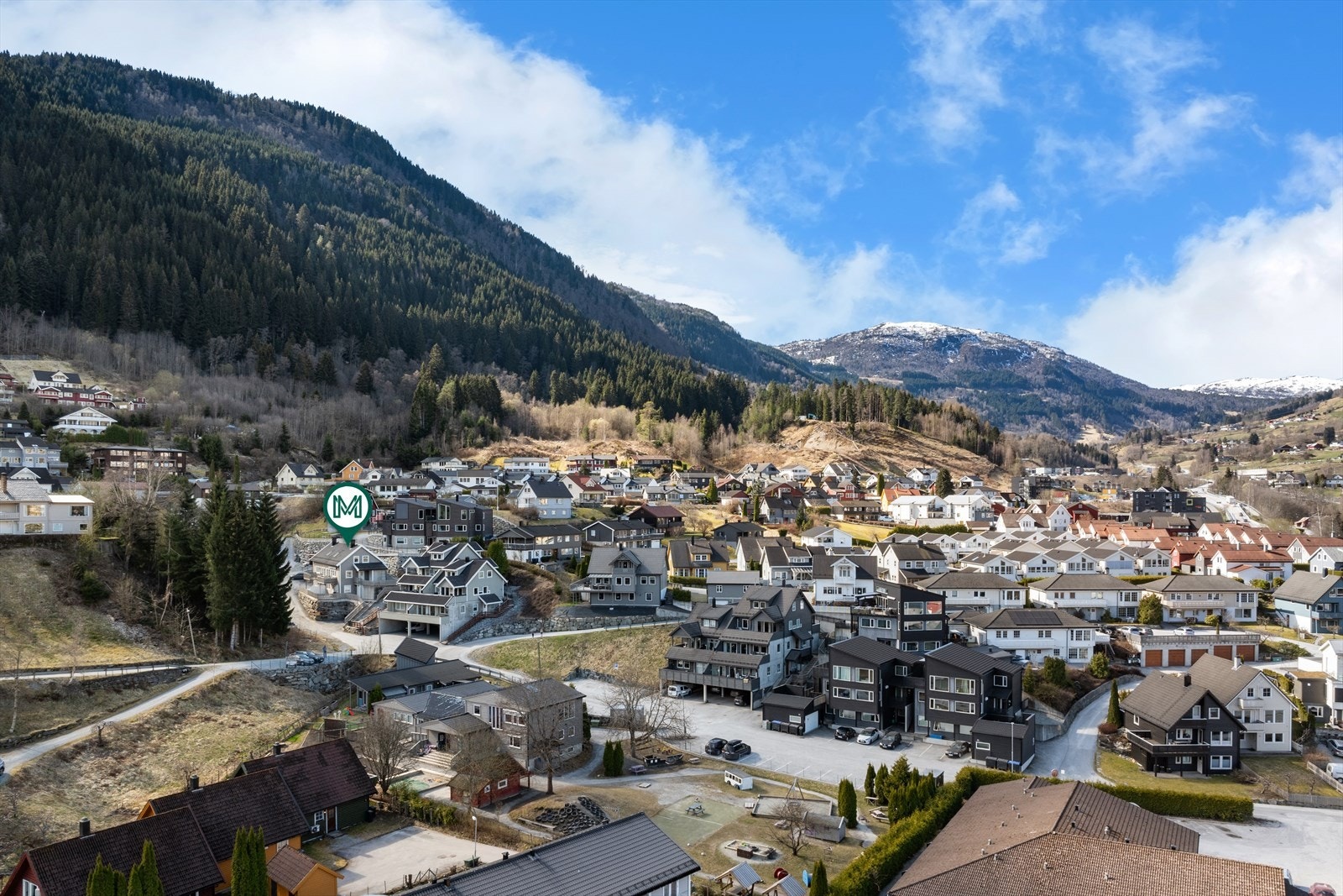 Her brukar du 5 minutt å går til Høgskulen/Campus i den eine retningen og 5 minutt til Sogndal sentrum i den andre retningen. Galleribilde
