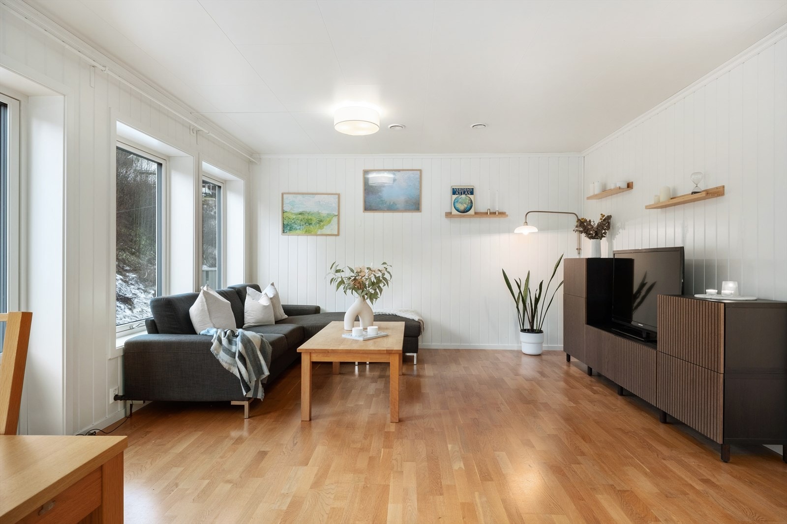 Frå stova er det tilkomst ut til veranda. Galleribilde