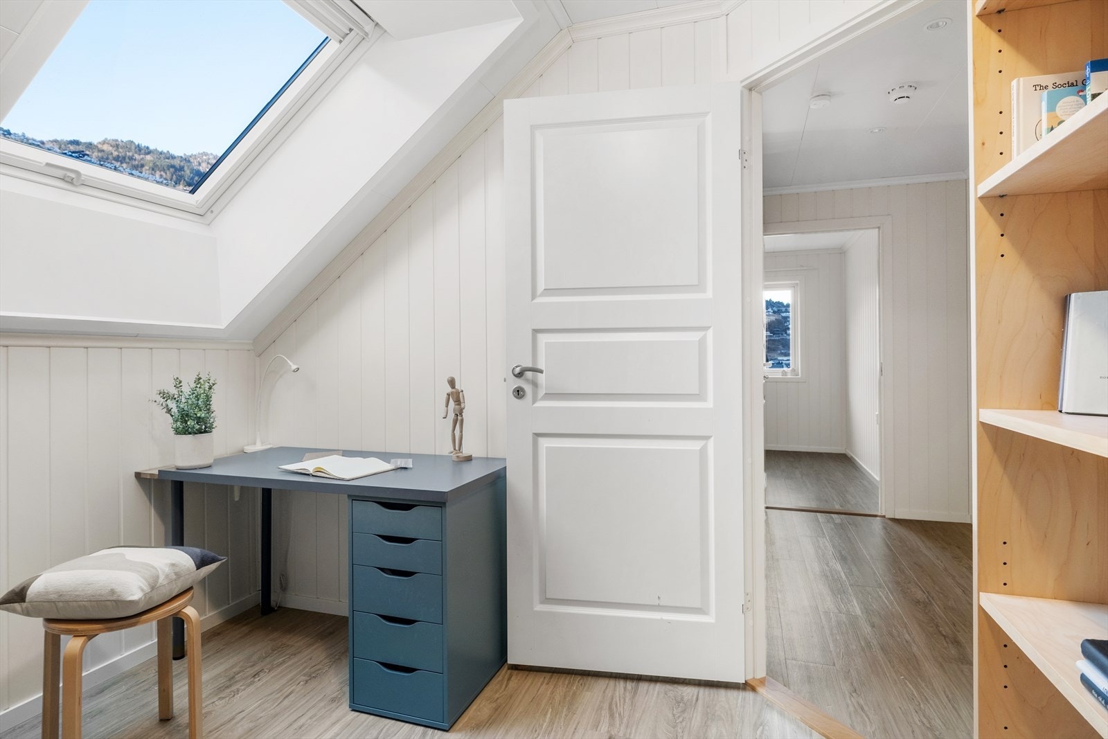 I tillegg til 3 soverom og bad er det også ein praktisk lagringsbod i denne etasjen som noverande eigar har nytta som garderobe Galleribilde