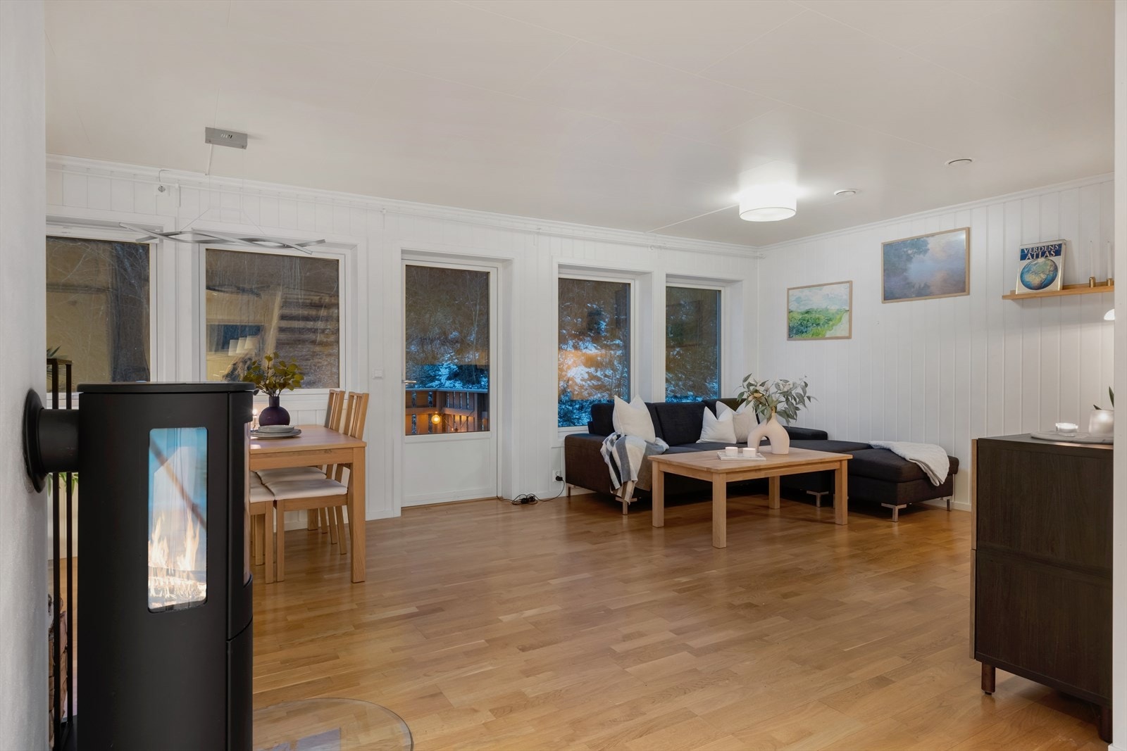 Her får du ei romsleg stove med god plass til spisebord og sofagruppe. Galleribilde