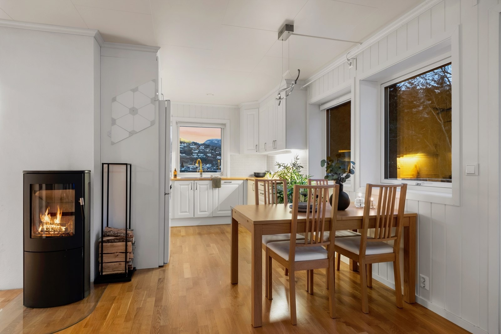 Det er balansert ventilasjon i heile leilegheita. I tillegg er det innlagt fiber-internett. Galleribilde