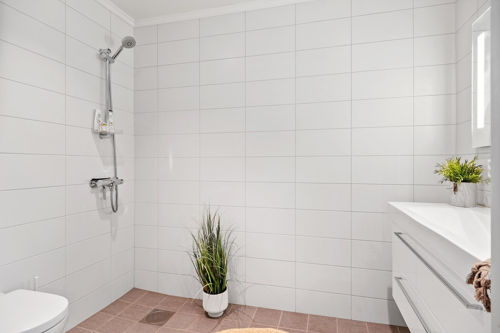 Heilfisa bad med varmakablar i golv. Dette badet har praktisk plassering i forbindelse med entre/gang. Galleribilde