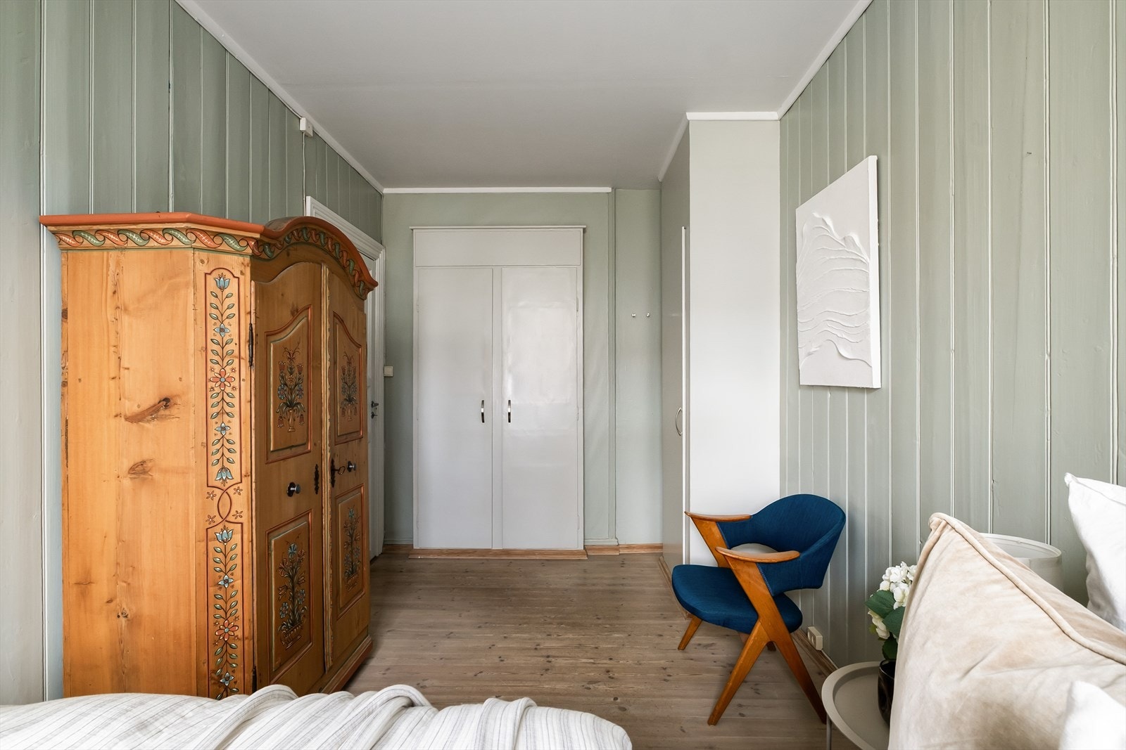 Romslig soverom med god plass til dobbeltseng og garderobe Galleribilde