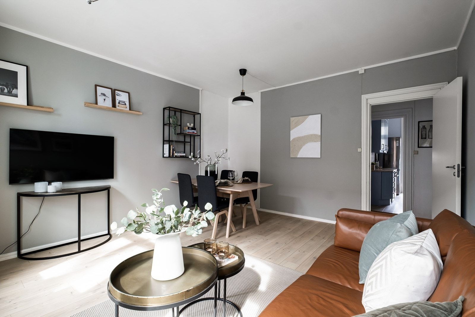 Stuen er romslig med plass til flere soner Galleribilde