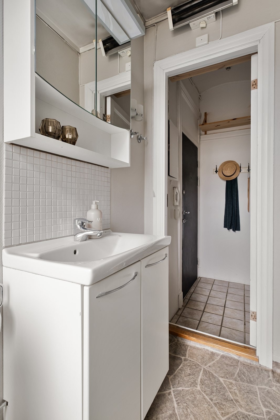 Godt med oppbevaring med servant-og speilskap Galleribilde