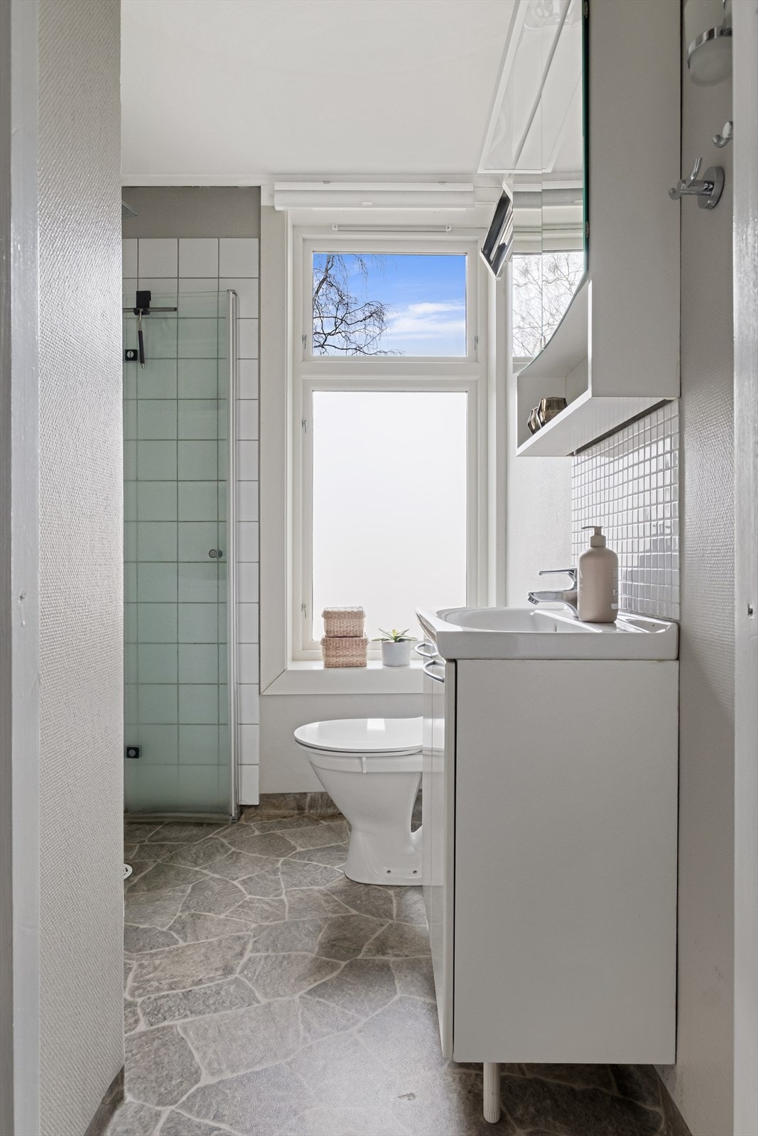 Godt dimensjonert bad med lyse overflater og praktiske løsninger - Modernisering av badet bør forventes Galleribilde