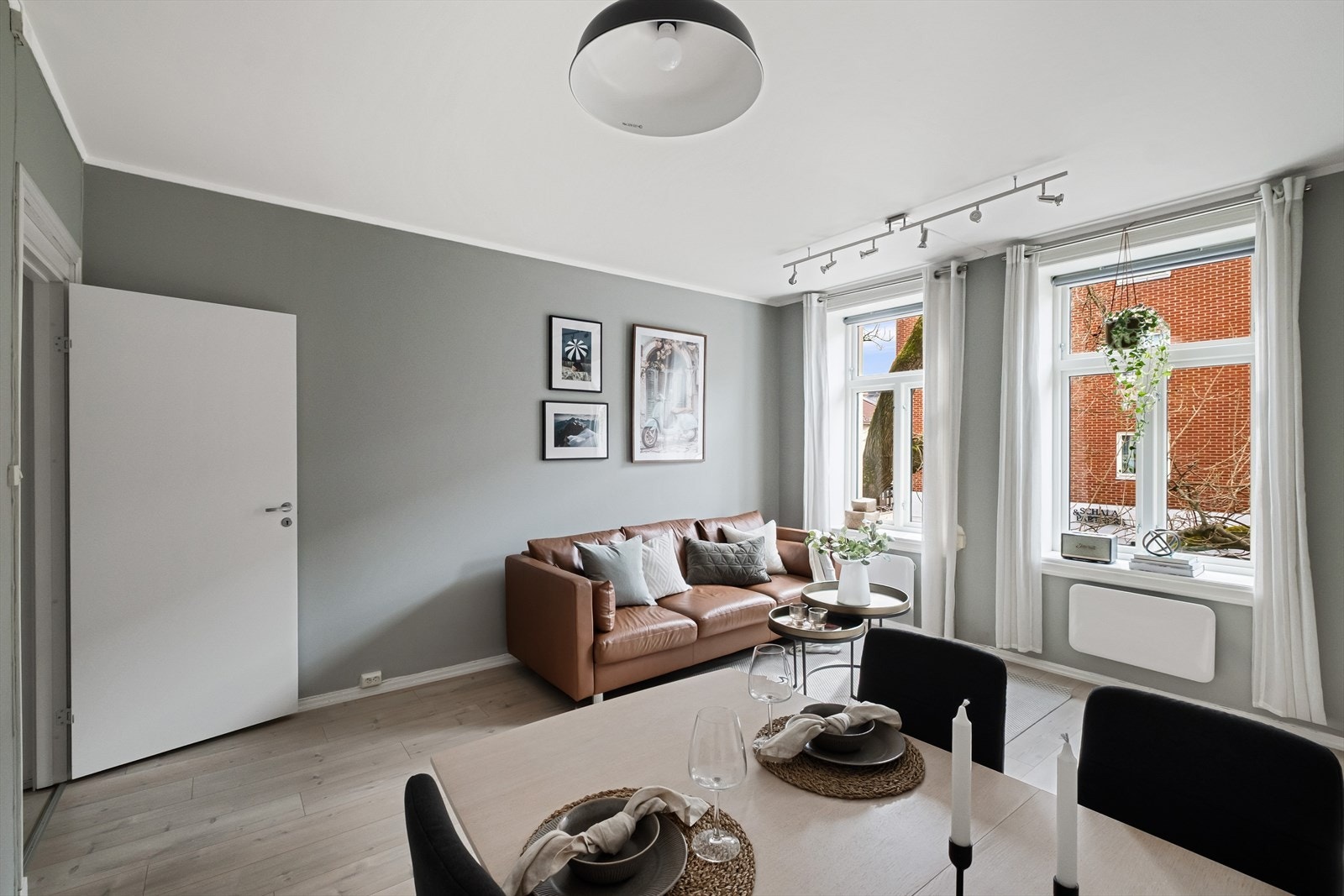 Store vinduer i stuen tilfører rommet godt med naturlig lys Galleribilde