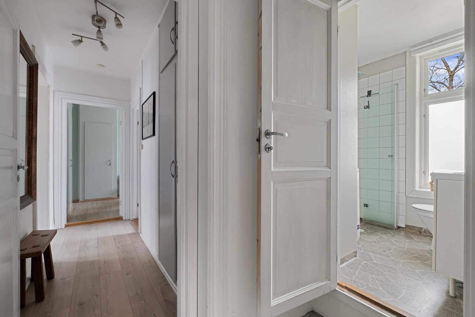 Romslig entré med garderobeløsning Galleribilde