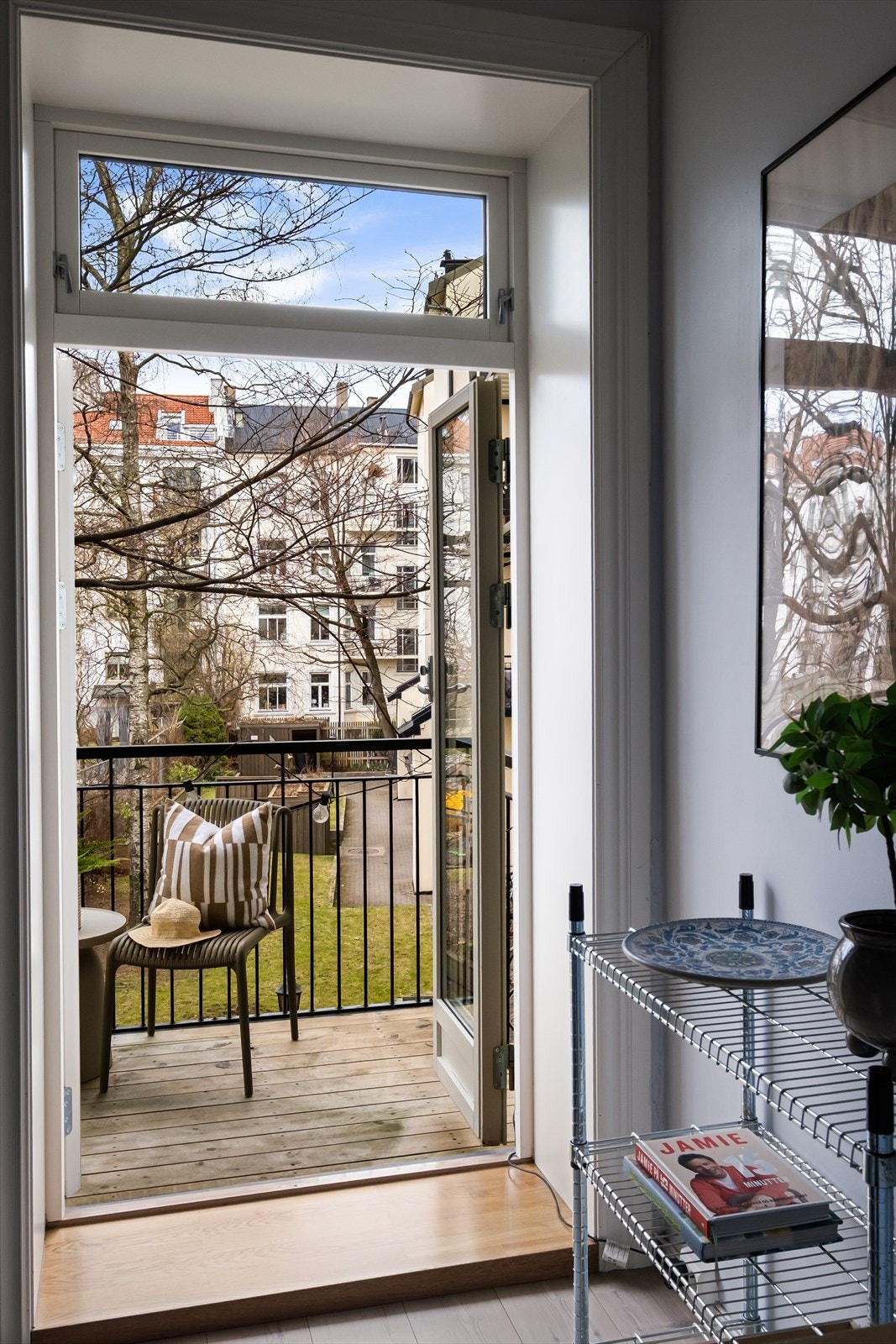 Balkongdøren slipper inn rikelig med dagslys Galleribilde