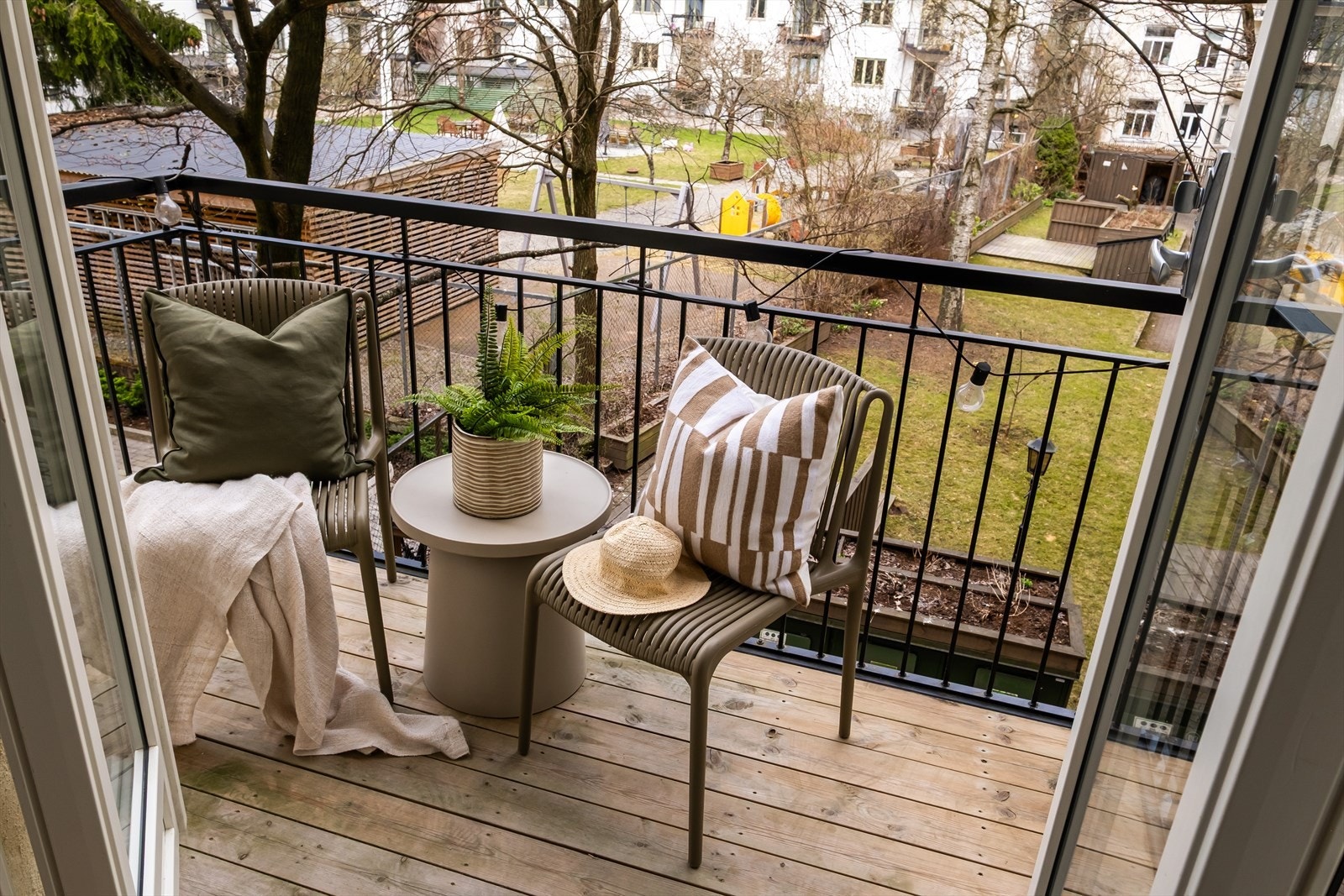Balkongen blir en naturlig forlengelse av leiligheten på varmere vår- og sommerdager Galleribilde