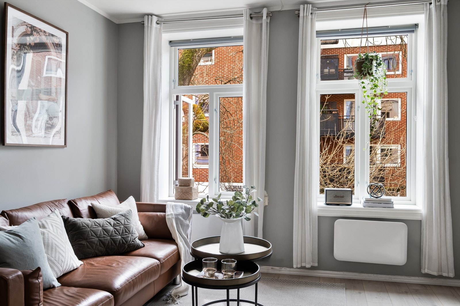 Leiligheten byr på klassiske detaljer med god takhøyde Galleribilde