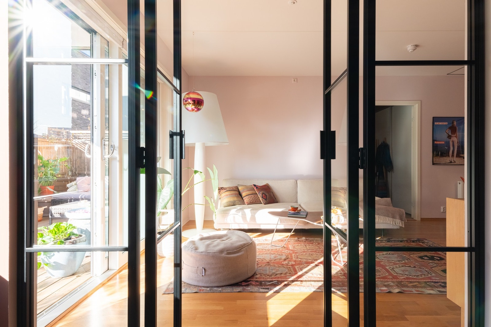 Smigjernsglassdørene bidrar til en lys og luftig atmosfære både i stuen og soverommet. Galleribilde