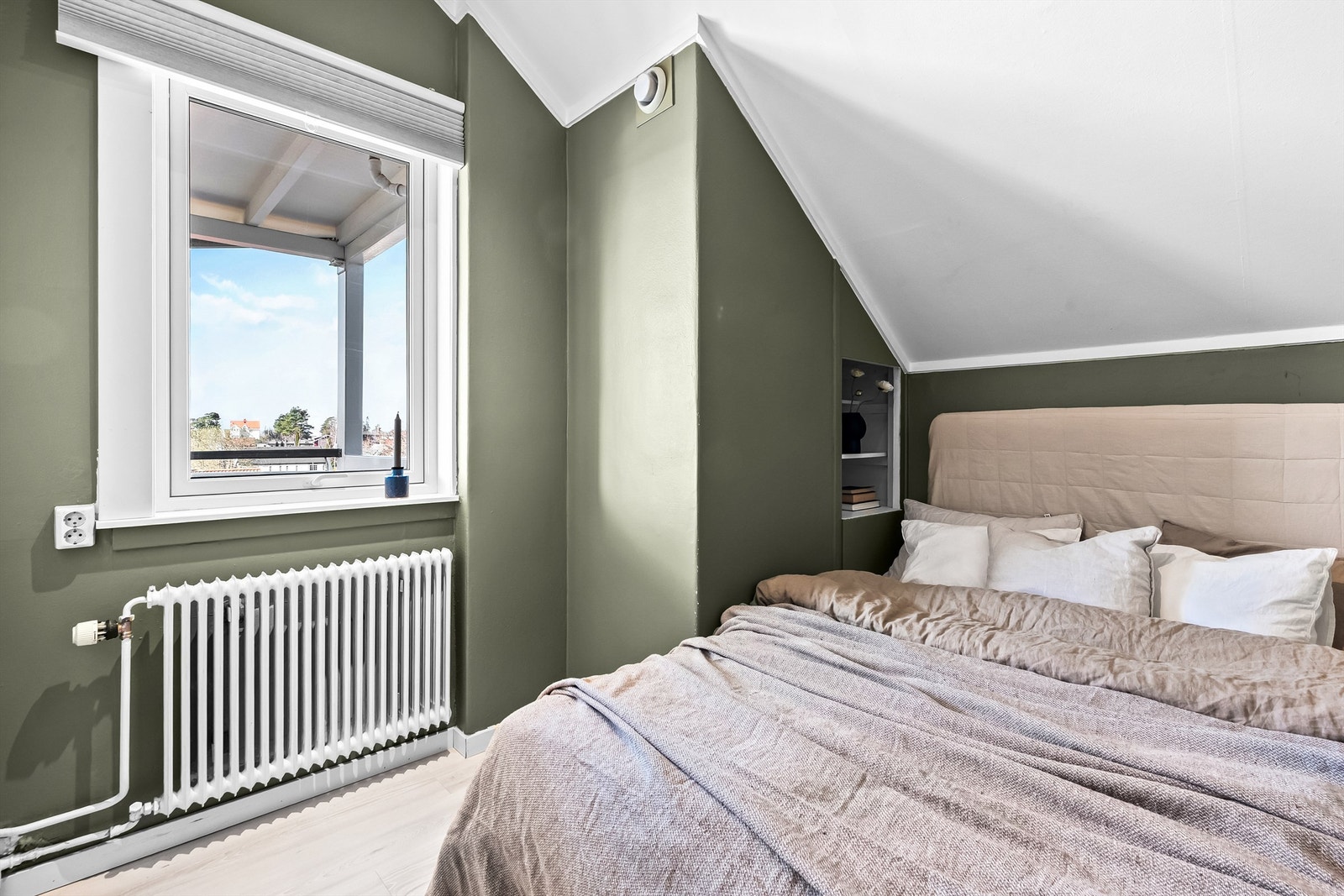 Soverom med plass til dobbeltseng og garderobeskap. Praktisk innebygd nattbord ved siden av sengen Galleribilde