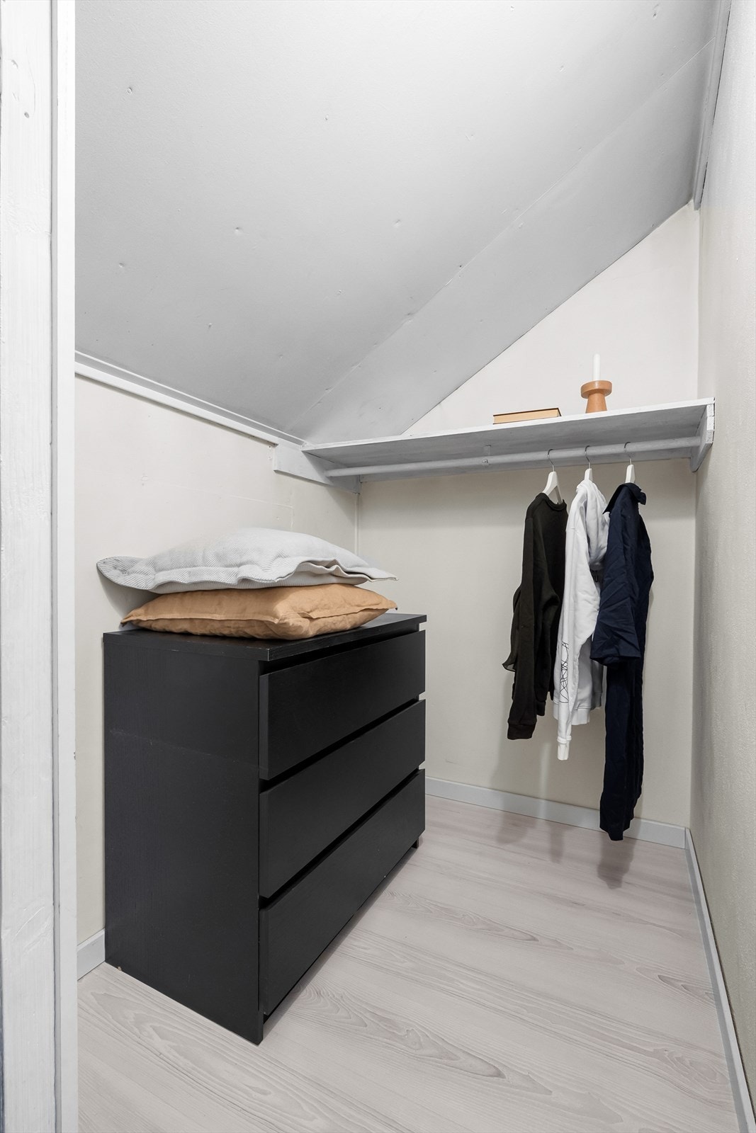 God plass til oppbevaring med innvendig bod i tilknytning til entrè. Galleribilde