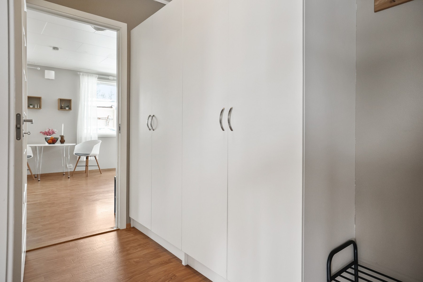 Det er gode oppbevaringsmuligheter i diverse oppbevaringsmøblement. Galleribilde