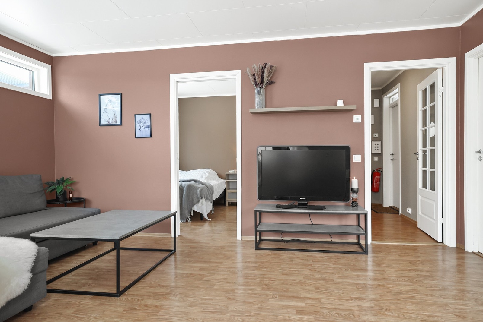 Stuen har fint plass til sofa med tilhørende møblement. Galleribilde