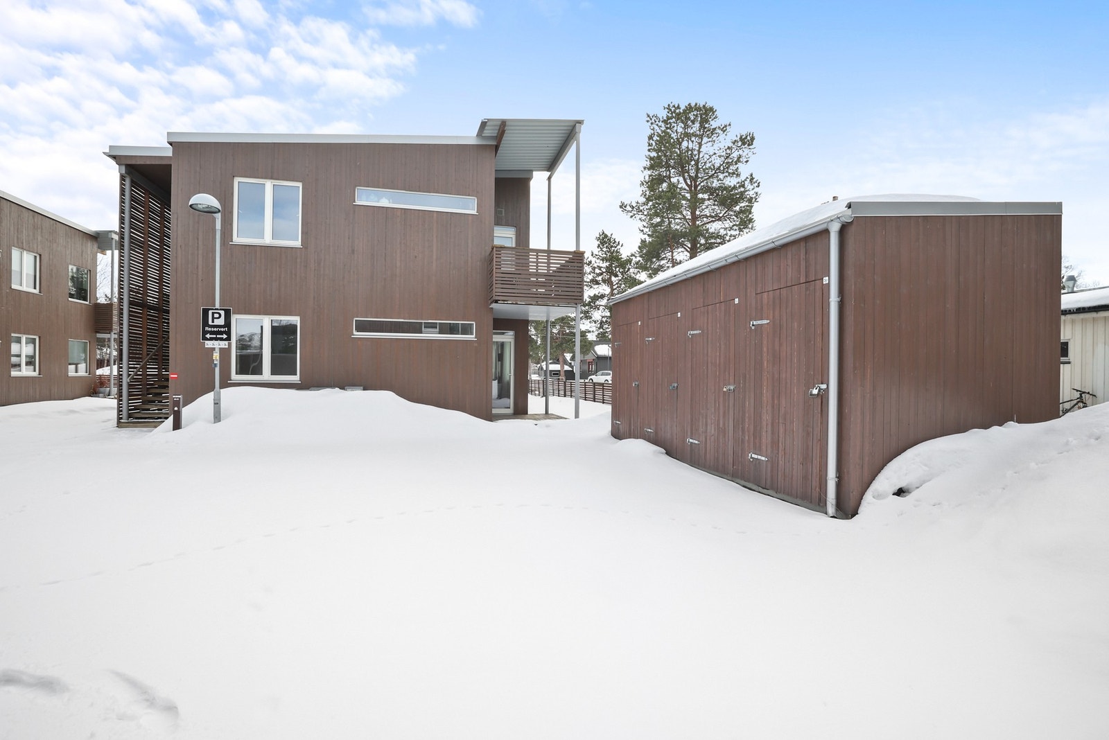 Leiligheten disponerer parkeringsmuligheter på felles tomt. Galleribilde