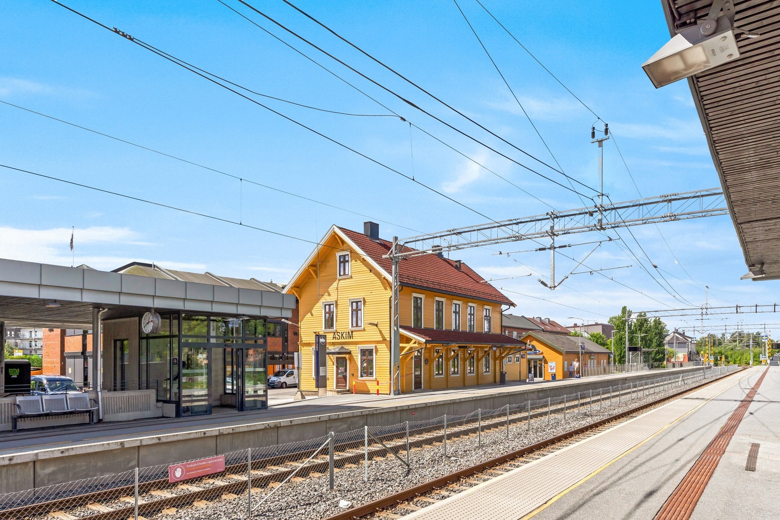Boligen ligger sentralt til med kun ca. 2,3 km til Askim togstasjon, noe som gir gode pendlermuligheter til både Ski og Oslo. Galleribilde
