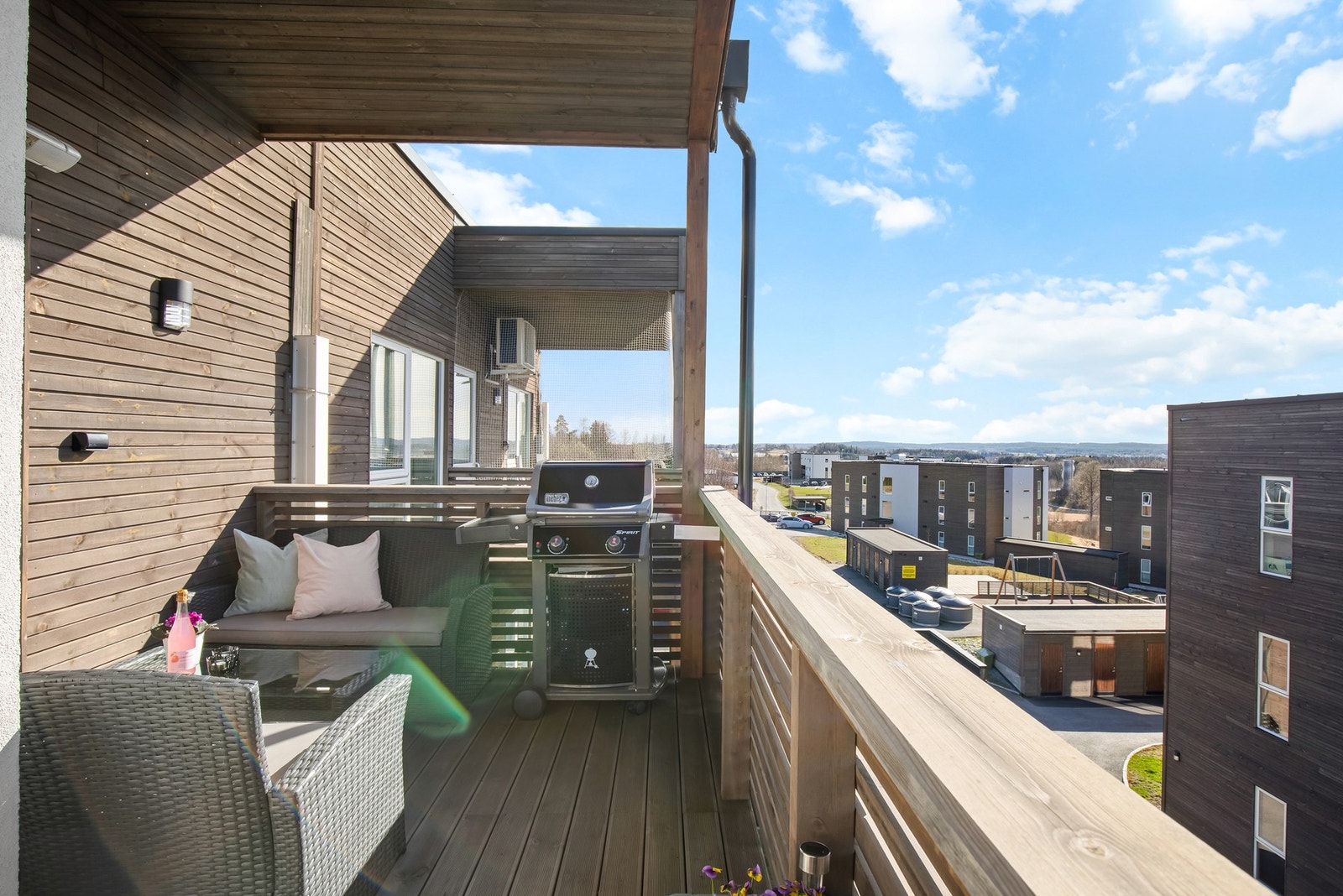 Med både utelys, stikkontakt og terrassevarmer er dette et trivelig oppholdssted også etter at solen har gått ned. Galleribilde