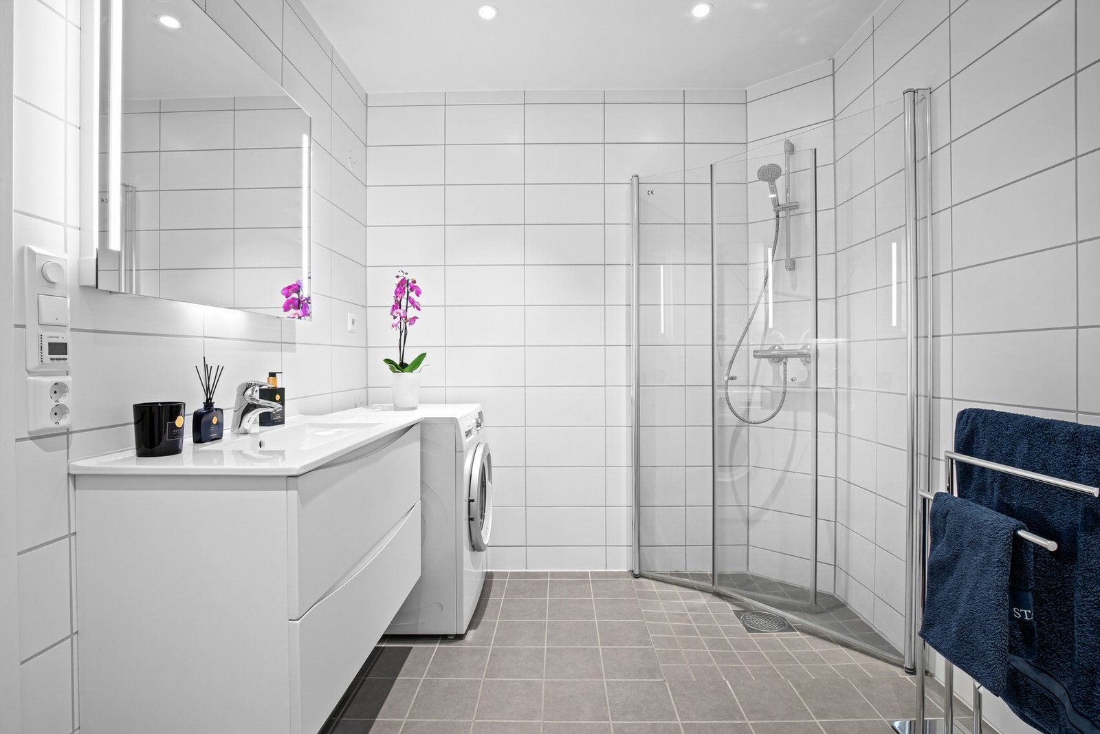Badet er i klassisk stil med flislagte overflater, termostatstyrt gulvvarme, downlights og avtrekk via balansert ventilasjon. Galleribilde