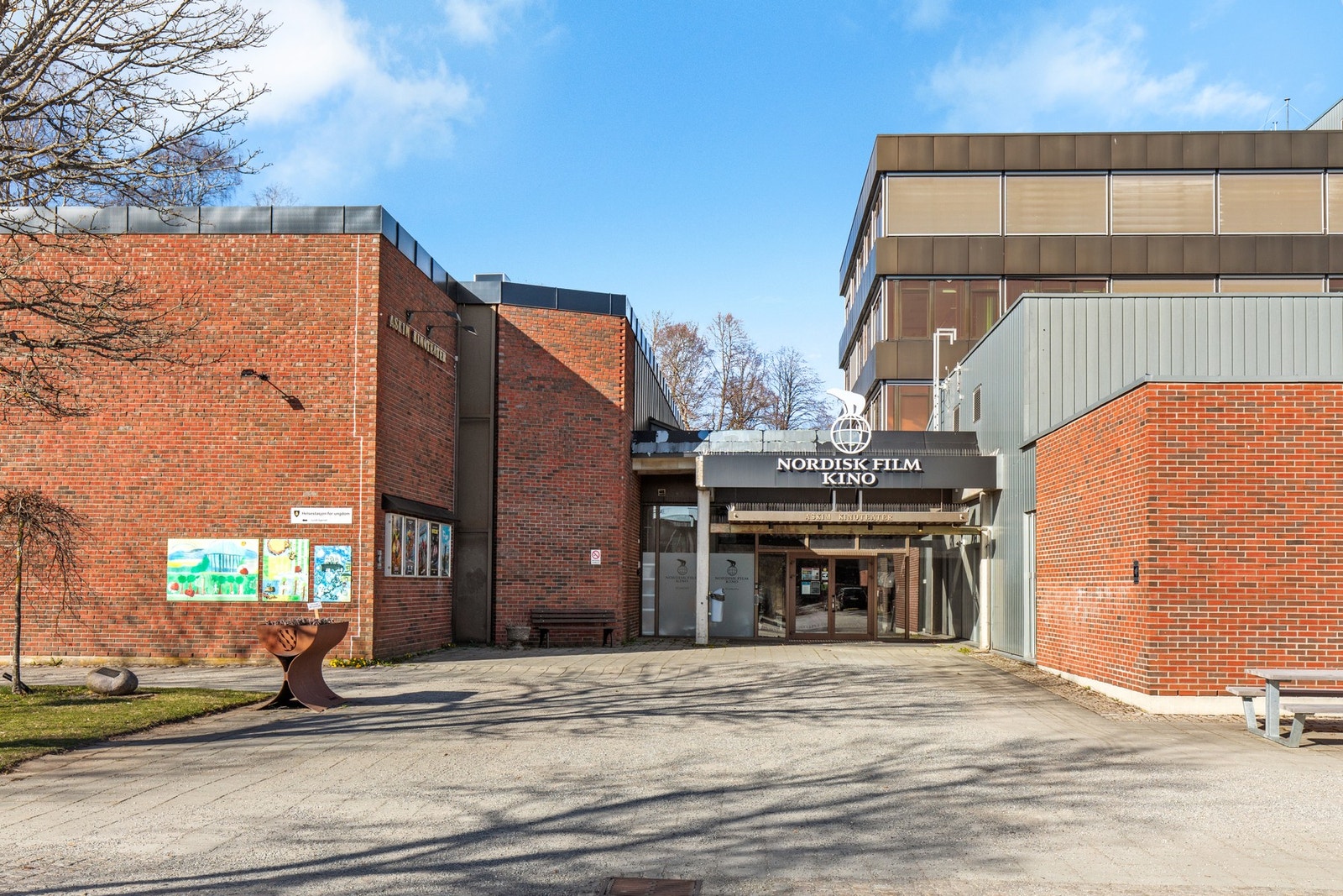 I sentrum finner du et bredt utvalg fasiliteter som butikker, spisesteder, treningssenter og bibliotek - samt Nordisk Kino Askim. Galleribilde