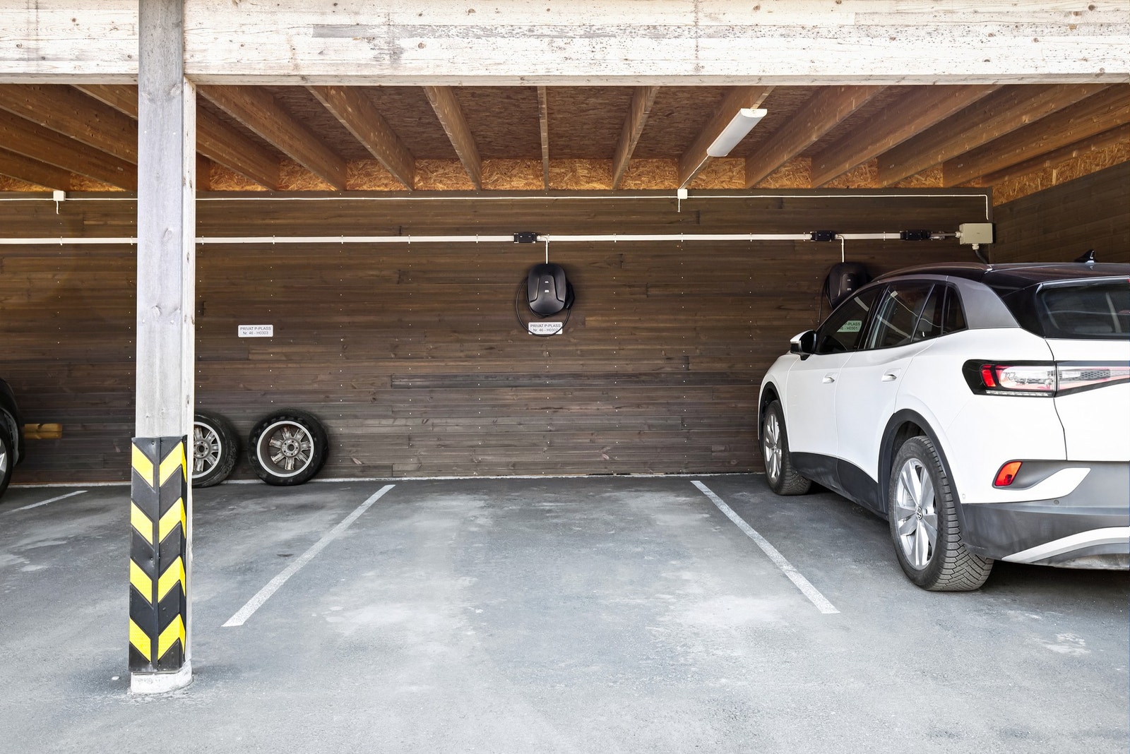 Det medfølger en parkeringsplass i carport, med ladeboks for El-bil. Lading av el-bil er inkludert i felleskostnadene, dersom man ønsker å si opp ladingen vil fellesutgiftene reduseres til kr.2.500,- Galleribilde
