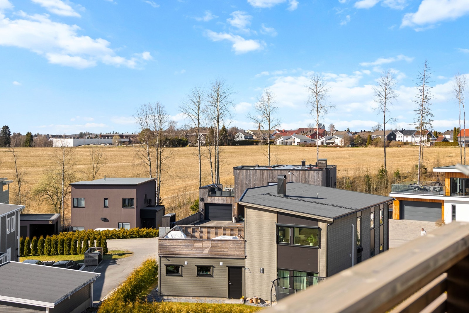 Balkongen ligger vestvendt og byr på utsyn over et grønt og frodig nærområde. Galleribilde