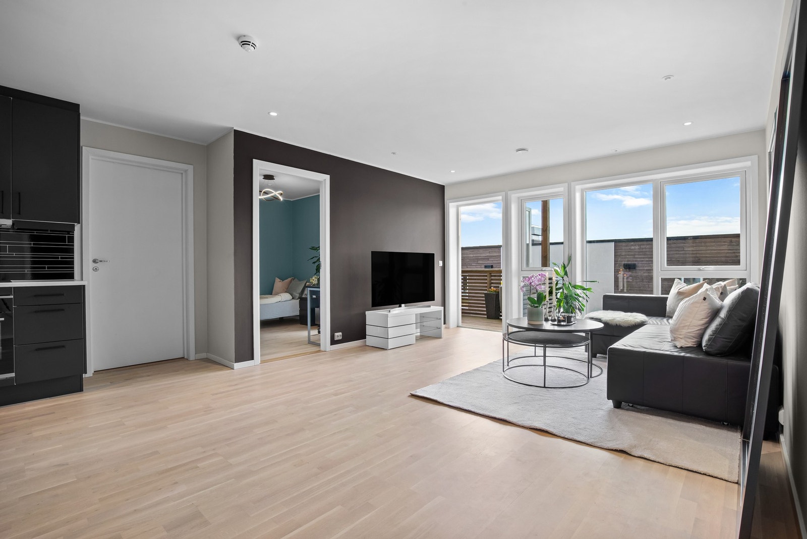 Stuen har trestavs eikeparkett på gulvet, downlights i himling og rolig fargetoner på vegger. Galleribilde