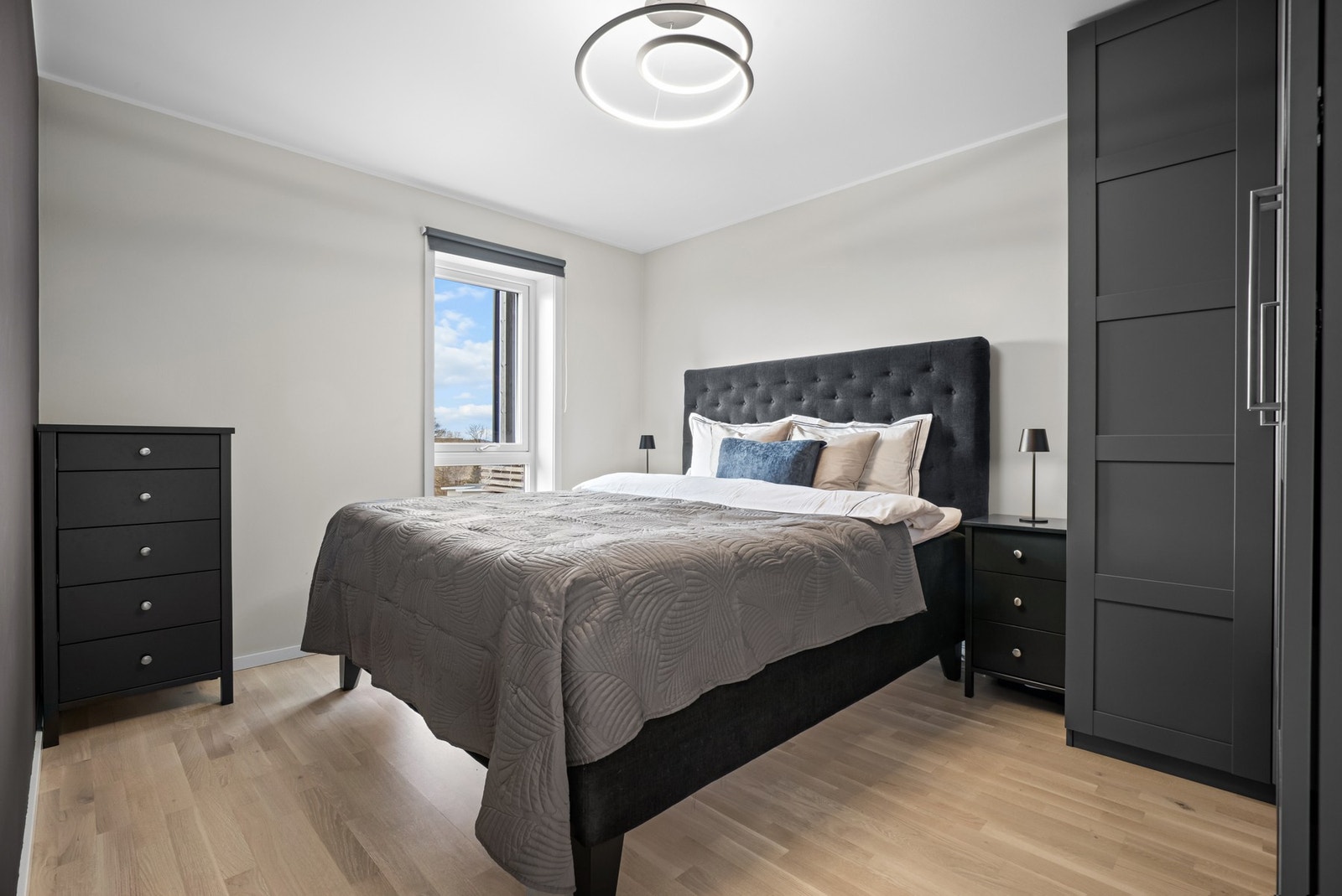 Leiligheten har to pene soverom, begge holdt i samme stil som øvrige rom med trestavs parkett og moderne fargevalg. Galleribilde