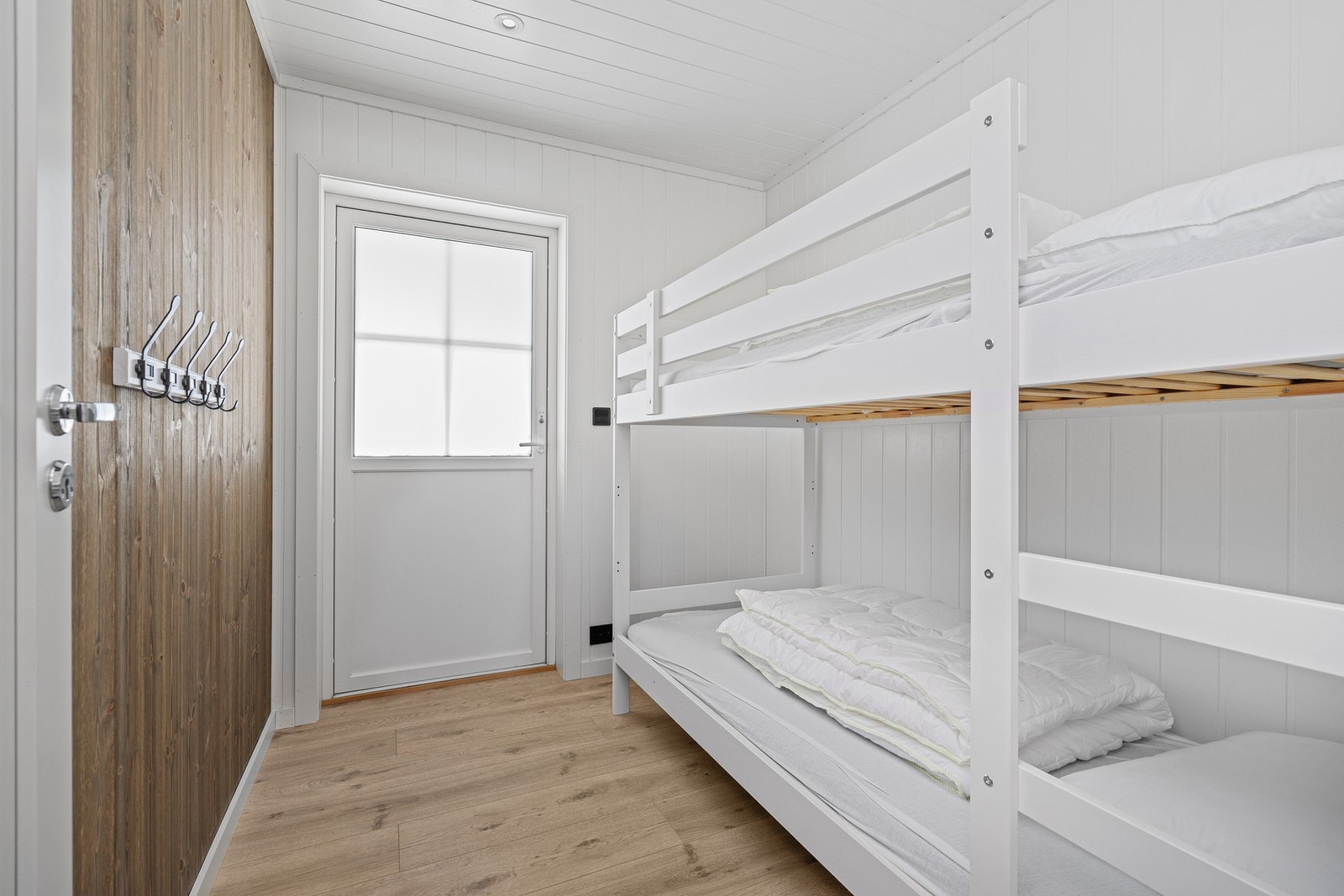 Soverom i 1.etg. med utgang til terrasse på terreng Galleribilde