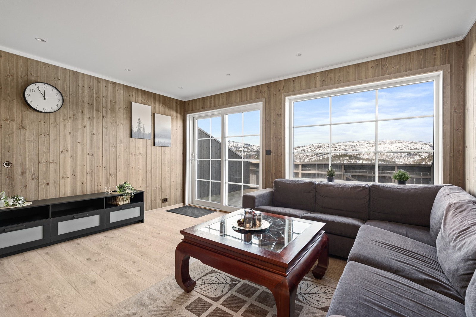 Stue med utgang til stor vestvendt veranda med flott utsikt Galleribilde