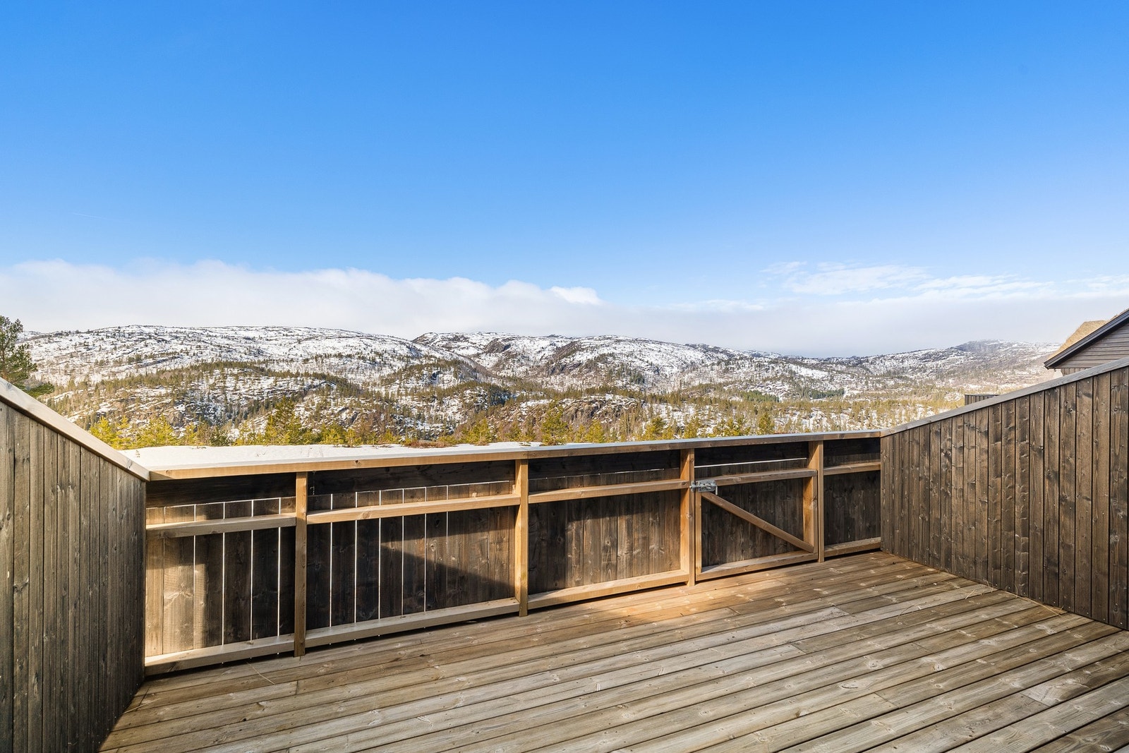 Vestvendt veranda ut fra stua med flott utsikt over fjellheimen Galleribilde