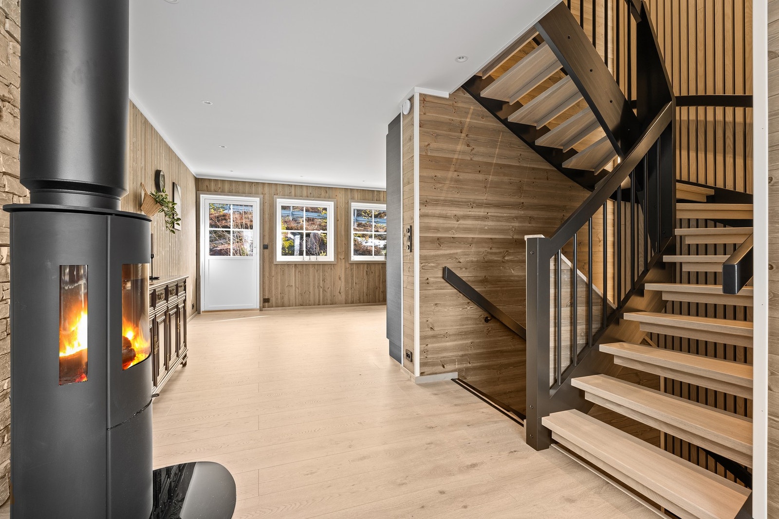 Stue mot kjøkken og trapp opp til loftsetg. Galleribilde