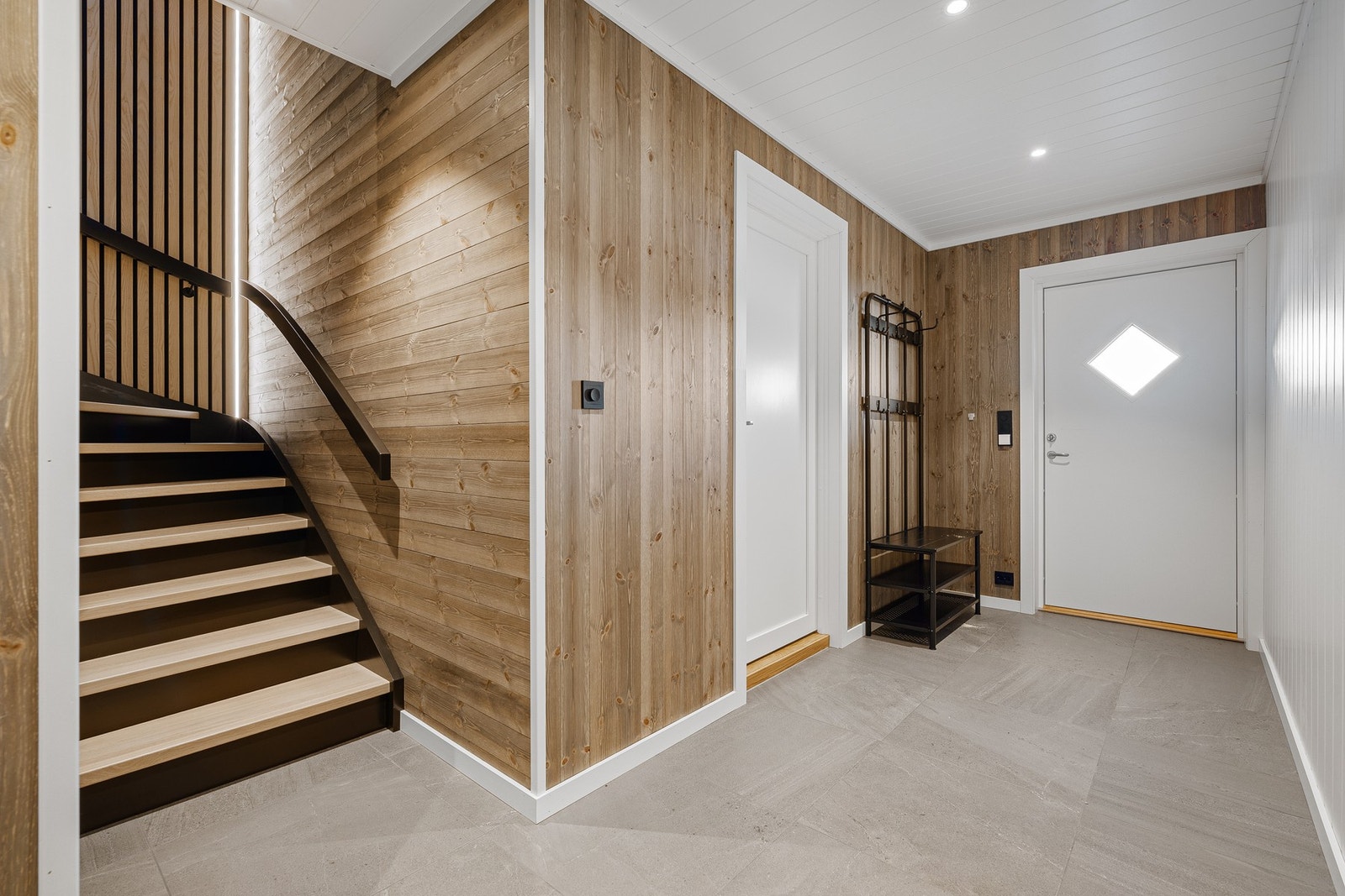 Entre/gang i 1.etg. med trapp til 2.etg. Galleribilde