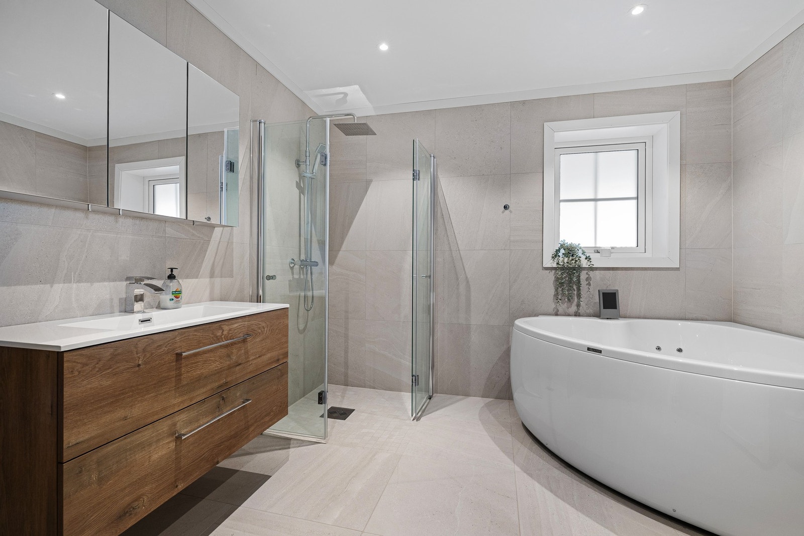 Fliselagt bad med både boblekar og dusj i 1.etg. Galleribilde